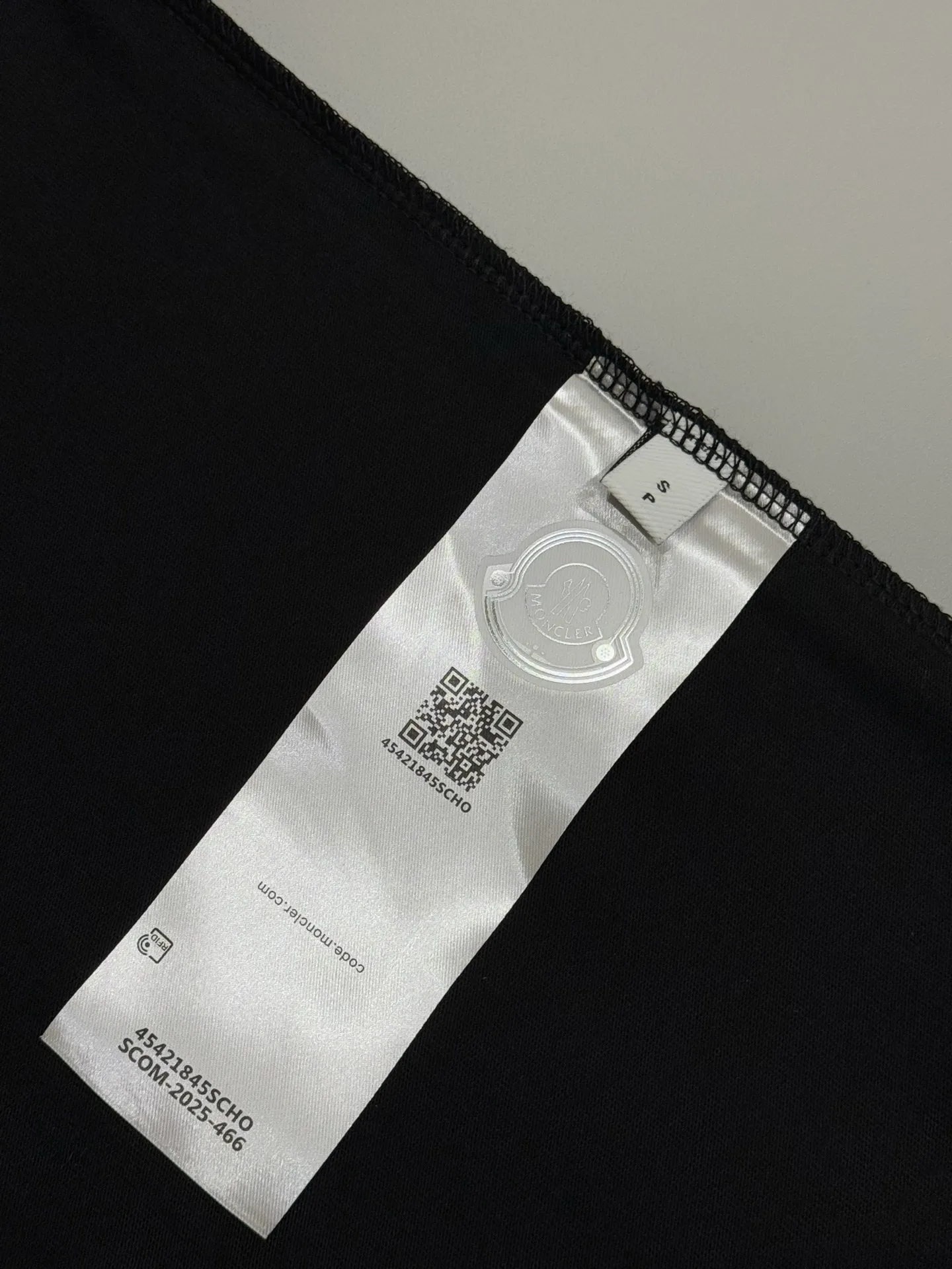 P160 [High Quality] Moncler ss25 spring and summer new model debuts the latest short-sleeved round neck T-shirt, high-end custom design, avant-garde and fashionable! The brand logo is embroidered on the front and back with heavy craftsmanship. High-end customized 32-count 280g fabric. Soft to the touch. Comfortable to wear. Exquisite stitching. Fine workmanship. The upper body effect is incomparably handsome! A must-have item for a stylish man! Color: black, white Size: S to xL