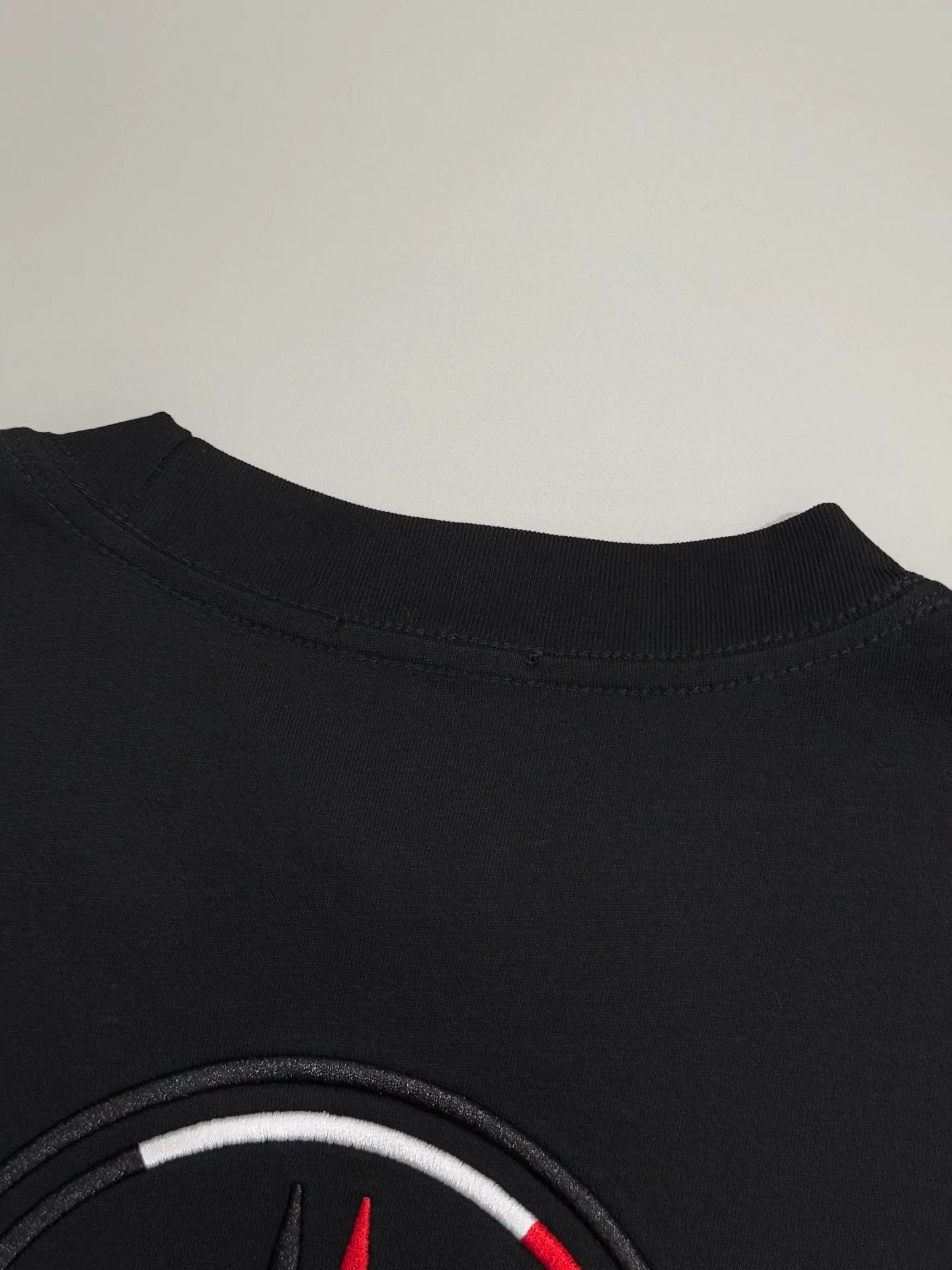 P160 [High Quality] Moncler ss25 spring and summer new model debuts the latest short-sleeved round neck T-shirt, high-end custom design, avant-garde and fashionable! The brand logo is embroidered on the front and back with heavy craftsmanship. High-end customized 32-count 280g fabric. Soft to the touch. Comfortable to wear. Exquisite stitching. Fine workmanship. The upper body effect is incomparably handsome! A must-have item for a stylish man! Color: black, white Size: S to xL