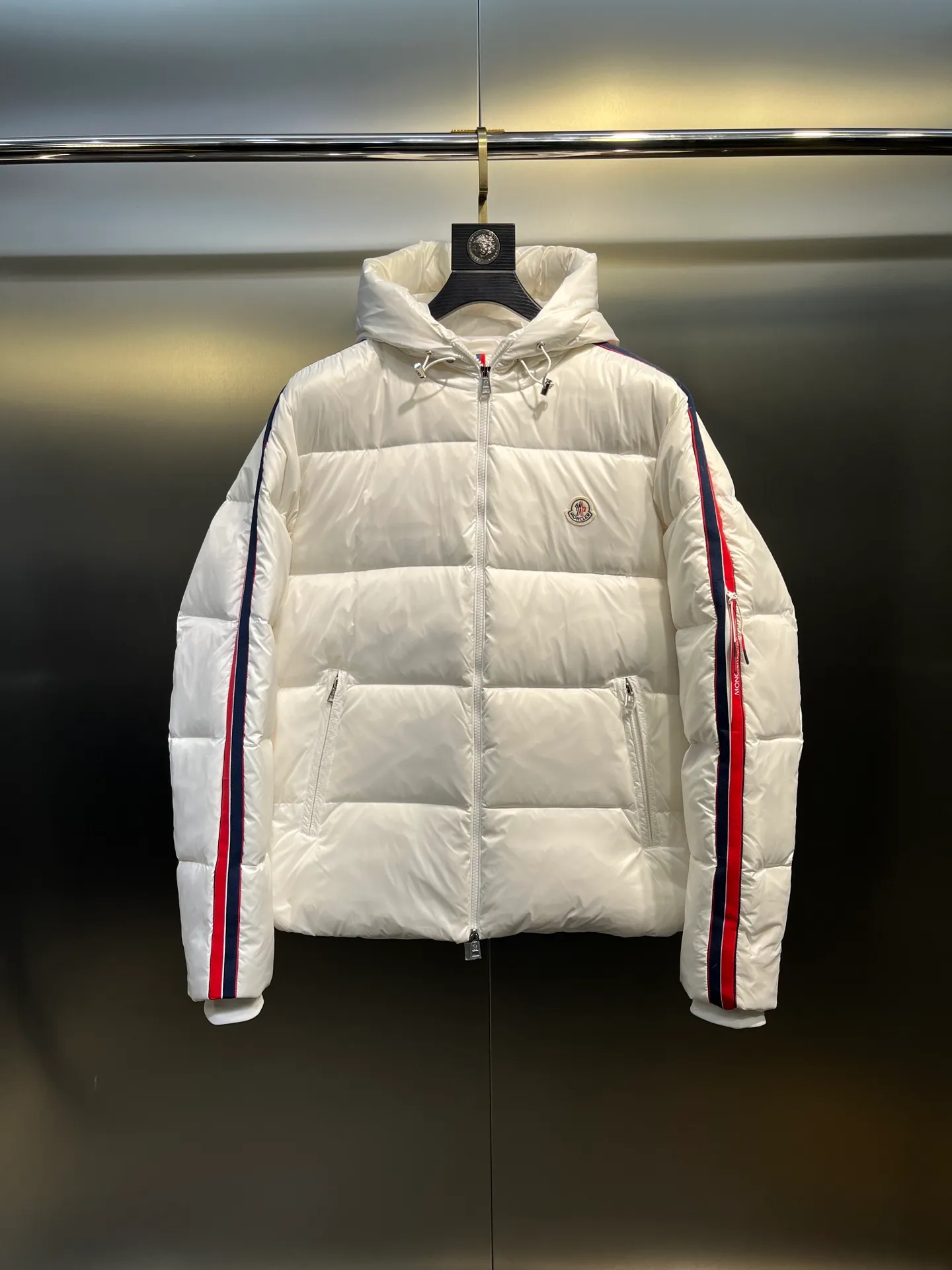 P900 moncler🌟 The latest down jacket in the world is here...except that it is not on the counter, there is really no difference. Accept the most stringent and critical eyes. This down jacket is really nothing to say! Every detail is worthy of your repeated consideration. In addition to retaining its powerful down craftsmanship, more fashion elements are added, making it more and more beautiful and trendy! It’s so eye-catching that you can’t resist its attraction! Not only does it look handsome, it is made of thick windproof fabric, and it is also filled with down with sufficient weight and excellent fluffiness. The interior is filled with European standard 90 goose down, and the inner liner refuses any possibility of velvet! Made of Longue Saison nylon with down filling and pudding quilting. Hooded hood with drawstring and Moncler lettering. Zippered side pockets. Two-way zipper closure on the front. Adjustable elastic cuffs with snap button closure. A zippered hidden pocket is also made on the sleeve. The shoulders are regularly cut, and the body has a straight cut. Exterior: 100% polyamide/nylon; Lining: 100% polyamide/nylon; Filling: 90% down, 10% feather; 1 material: 100% polyamide/nylon Each down jacket has more than 400 grams of down filling. A true cost-effective cold-resistant weapon. Color: black, white, size: 12345