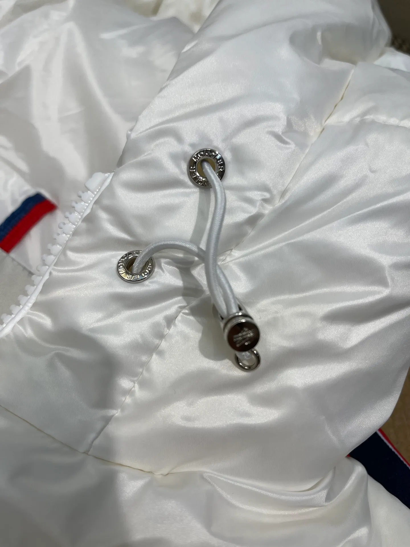 P900 moncler🌟 The latest down jacket in the world is here...except that it is not on the counter, there is really no difference. Accept the most stringent and critical eyes. This down jacket is really nothing to say! Every detail is worthy of your repeated consideration. In addition to retaining its powerful down craftsmanship, more fashion elements are added, making it more and more beautiful and trendy! It’s so eye-catching that you can’t resist its attraction! Not only does it look handsome, it is made of thick windproof fabric, and it is also filled with down with sufficient weight and excellent fluffiness. The interior is filled with European standard 90 goose down, and the inner liner refuses any possibility of velvet! Made of Longue Saison nylon with down filling and pudding quilting. Hooded hood with drawstring and Moncler lettering. Zippered side pockets. Two-way zipper closure on the front. Adjustable elastic cuffs with snap button closure. A zippered hidden pocket is also made on the sleeve. The shoulders are regularly cut, and the body has a straight cut. Exterior: 100% polyamide/nylon; Lining: 100% polyamide/nylon; Filling: 90% down, 10% feather; 1 material: 100% polyamide/nylon Each down jacket has more than 400 grams of down filling. A true cost-effective cold-resistant weapon. Color: black, white, size: 12345