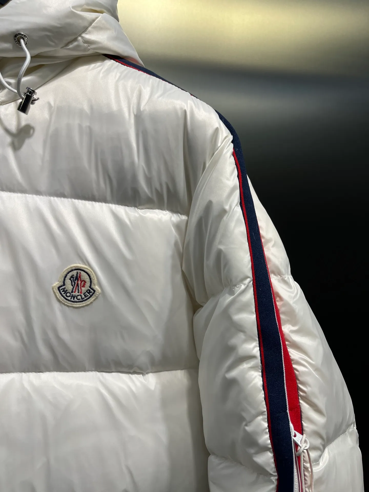 P900 moncler🌟 The latest down jacket in the world is here...except that it is not on the counter, there is really no difference. Accept the most stringent and critical eyes. This down jacket is really nothing to say! Every detail is worthy of your repeated consideration. In addition to retaining its powerful down craftsmanship, more fashion elements are added, making it more and more beautiful and trendy! It’s so eye-catching that you can’t resist its attraction! Not only does it look handsome, it is made of thick windproof fabric, and it is also filled with down with sufficient weight and excellent fluffiness. The interior is filled with European standard 90 goose down, and the inner liner refuses any possibility of velvet! Made of Longue Saison nylon with down filling and pudding quilting. Hooded hood with drawstring and Moncler lettering. Zippered side pockets. Two-way zipper closure on the front. Adjustable elastic cuffs with snap button closure. A zippered hidden pocket is also made on the sleeve. The shoulders are regularly cut, and the body has a straight cut. Exterior: 100% polyamide/nylon; Lining: 100% polyamide/nylon; Filling: 90% down, 10% feather; 1 material: 100% polyamide/nylon Each down jacket has more than 400 grams of down filling. A true cost-effective cold-resistant weapon. Color: black, white, size: 12345