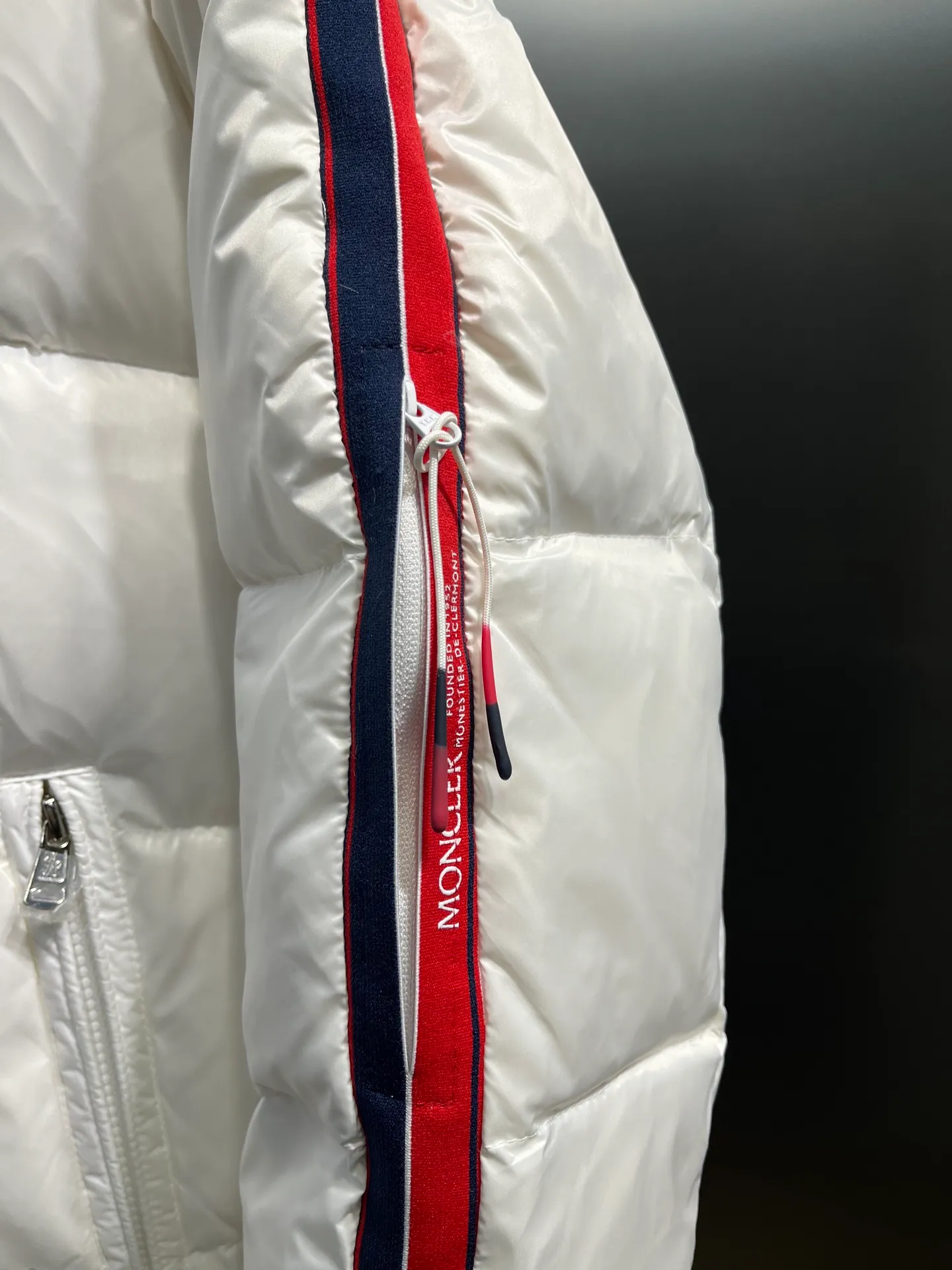 P900 moncler🌟 The latest down jacket in the world is here...except that it is not on the counter, there is really no difference. Accept the most stringent and critical eyes. This down jacket is really nothing to say! Every detail is worthy of your repeated consideration. In addition to retaining its powerful down craftsmanship, more fashion elements are added, making it more and more beautiful and trendy! It’s so eye-catching that you can’t resist its attraction! Not only does it look handsome, it is made of thick windproof fabric, and it is also filled with down with sufficient weight and excellent fluffiness. The interior is filled with European standard 90 goose down, and the inner liner refuses any possibility of velvet! Made of Longue Saison nylon with down filling and pudding quilting. Hooded hood with drawstring and Moncler lettering. Zippered side pockets. Two-way zipper closure on the front. Adjustable elastic cuffs with snap button closure. A zippered hidden pocket is also made on the sleeve. The shoulders are regularly cut, and the body has a straight cut. Exterior: 100% polyamide/nylon; Lining: 100% polyamide/nylon; Filling: 90% down, 10% feather; 1 material: 100% polyamide/nylon Each down jacket has more than 400 grams of down filling. A true cost-effective cold-resistant weapon. Color: black, white, size: 12345