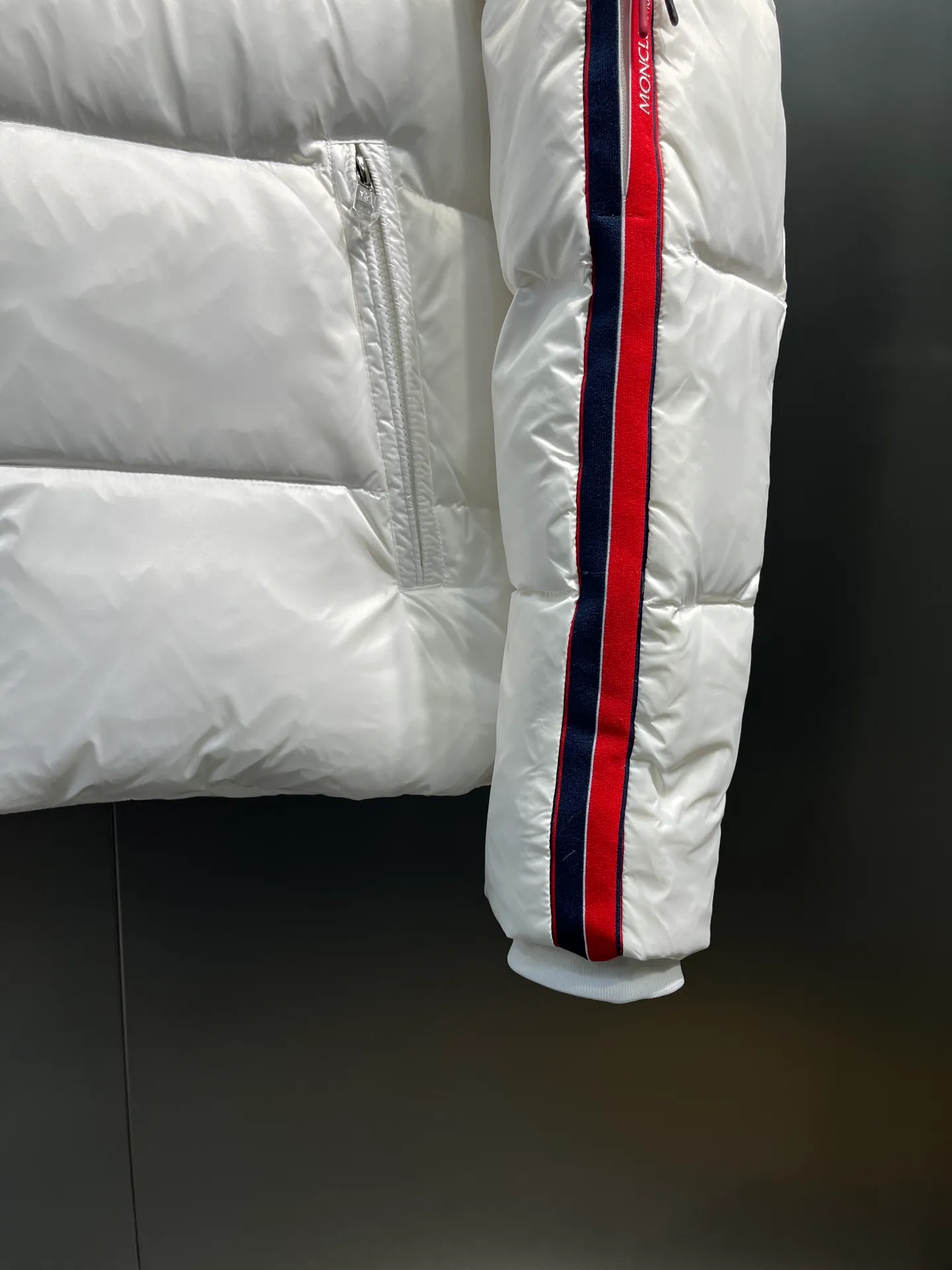 P900 moncler🌟 The latest down jacket in the world is here...except that it is not on the counter, there is really no difference. Accept the most stringent and critical eyes. This down jacket is really nothing to say! Every detail is worthy of your repeated consideration. In addition to retaining its powerful down craftsmanship, more fashion elements are added, making it more and more beautiful and trendy! It’s so eye-catching that you can’t resist its attraction! Not only does it look handsome, it is made of thick windproof fabric, and it is also filled with down with sufficient weight and excellent fluffiness. The interior is filled with European standard 90 goose down, and the inner liner refuses any possibility of velvet! Made of Longue Saison nylon with down filling and pudding quilting. Hooded hood with drawstring and Moncler lettering. Zippered side pockets. Two-way zipper closure on the front. Adjustable elastic cuffs with snap button closure. A zippered hidden pocket is also made on the sleeve. The shoulders are regularly cut, and the body has a straight cut. Exterior: 100% polyamide/nylon; Lining: 100% polyamide/nylon; Filling: 90% down, 10% feather; 1 material: 100% polyamide/nylon Each down jacket has more than 400 grams of down filling. A true cost-effective cold-resistant weapon. Color: black, white, size: 12345