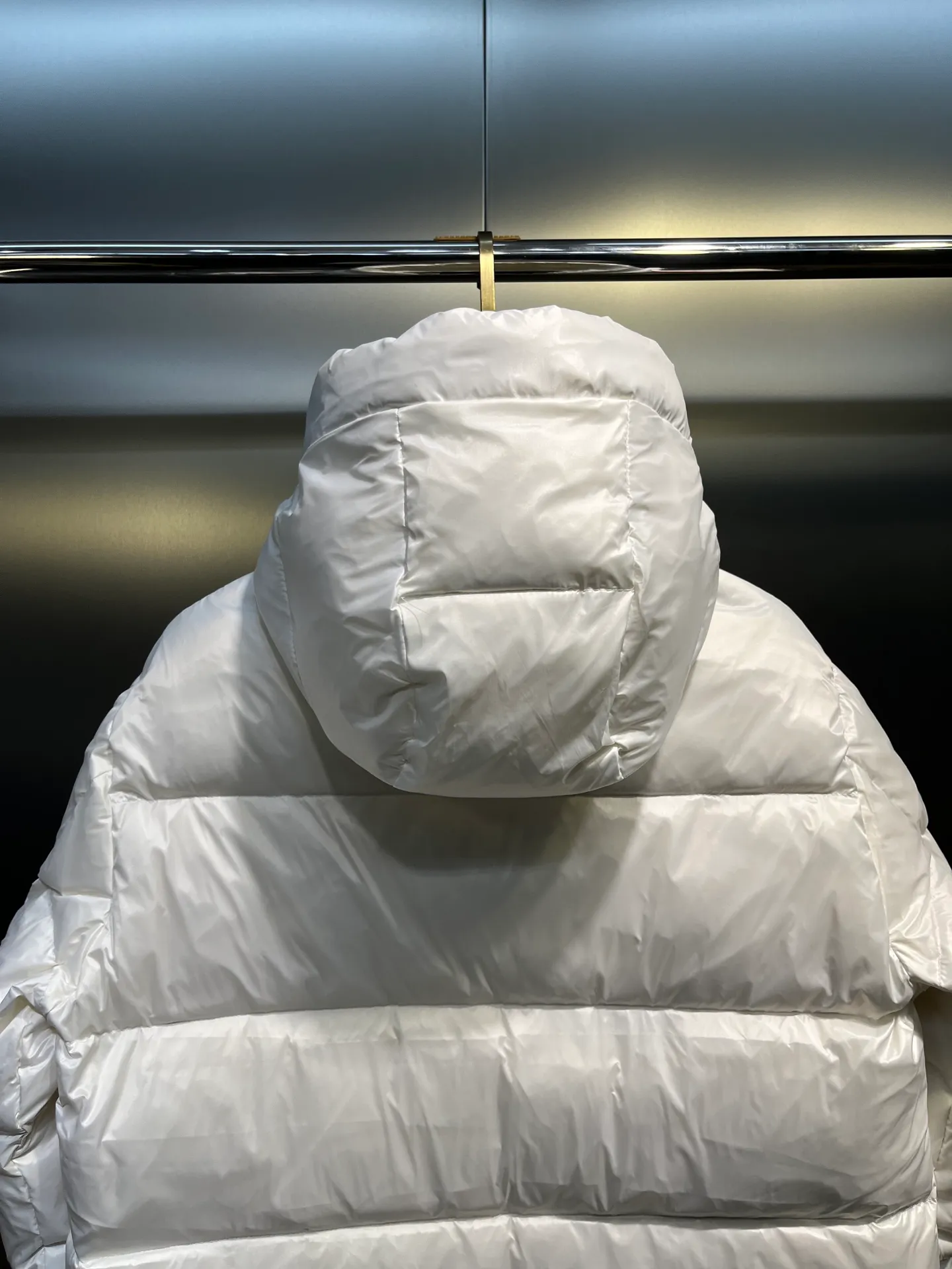 P900 moncler🌟 The latest down jacket in the world is here...except that it is not on the counter, there is really no difference. Accept the most stringent and critical eyes. This down jacket is really nothing to say! Every detail is worthy of your repeated consideration. In addition to retaining its powerful down craftsmanship, more fashion elements are added, making it more and more beautiful and trendy! It’s so eye-catching that you can’t resist its attraction! Not only does it look handsome, it is made of thick windproof fabric, and it is also filled with down with sufficient weight and excellent fluffiness. The interior is filled with European standard 90 goose down, and the inner liner refuses any possibility of velvet! Made of Longue Saison nylon with down filling and pudding quilting. Hooded hood with drawstring and Moncler lettering. Zippered side pockets. Two-way zipper closure on the front. Adjustable elastic cuffs with snap button closure. A zippered hidden pocket is also made on the sleeve. The shoulders are regularly cut, and the body has a straight cut. Exterior: 100% polyamide/nylon; Lining: 100% polyamide/nylon; Filling: 90% down, 10% feather; 1 material: 100% polyamide/nylon Each down jacket has more than 400 grams of down filling. A true cost-effective cold-resistant weapon. Color: black, white, size: 12345