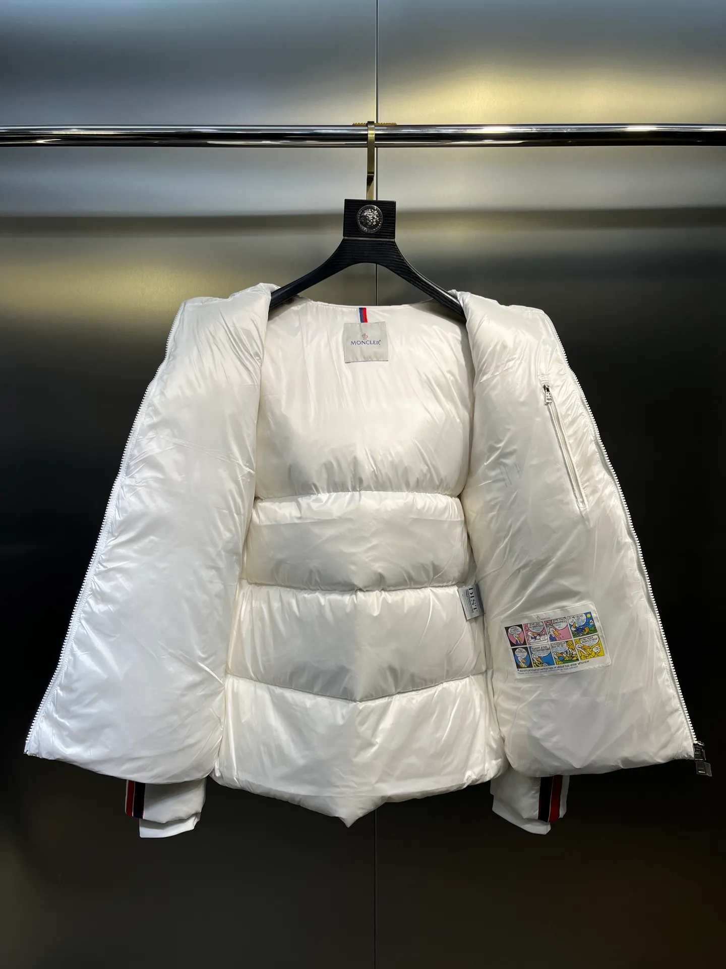 P900 moncler🌟 The latest down jacket in the world is here...except that it is not on the counter, there is really no difference. Accept the most stringent and critical eyes. This down jacket is really nothing to say! Every detail is worthy of your repeated consideration. In addition to retaining its powerful down craftsmanship, more fashion elements are added, making it more and more beautiful and trendy! It’s so eye-catching that you can’t resist its attraction! Not only does it look handsome, it is made of thick windproof fabric, and it is also filled with down with sufficient weight and excellent fluffiness. The interior is filled with European standard 90 goose down, and the inner liner refuses any possibility of velvet! Made of Longue Saison nylon with down filling and pudding quilting. Hooded hood with drawstring and Moncler lettering. Zippered side pockets. Two-way zipper closure on the front. Adjustable elastic cuffs with snap button closure. A zippered hidden pocket is also made on the sleeve. The shoulders are regularly cut, and the body has a straight cut. Exterior: 100% polyamide/nylon; Lining: 100% polyamide/nylon; Filling: 90% down, 10% feather; 1 material: 100% polyamide/nylon Each down jacket has more than 400 grams of down filling. A true cost-effective cold-resistant weapon. Color: black, white, size: 12345
