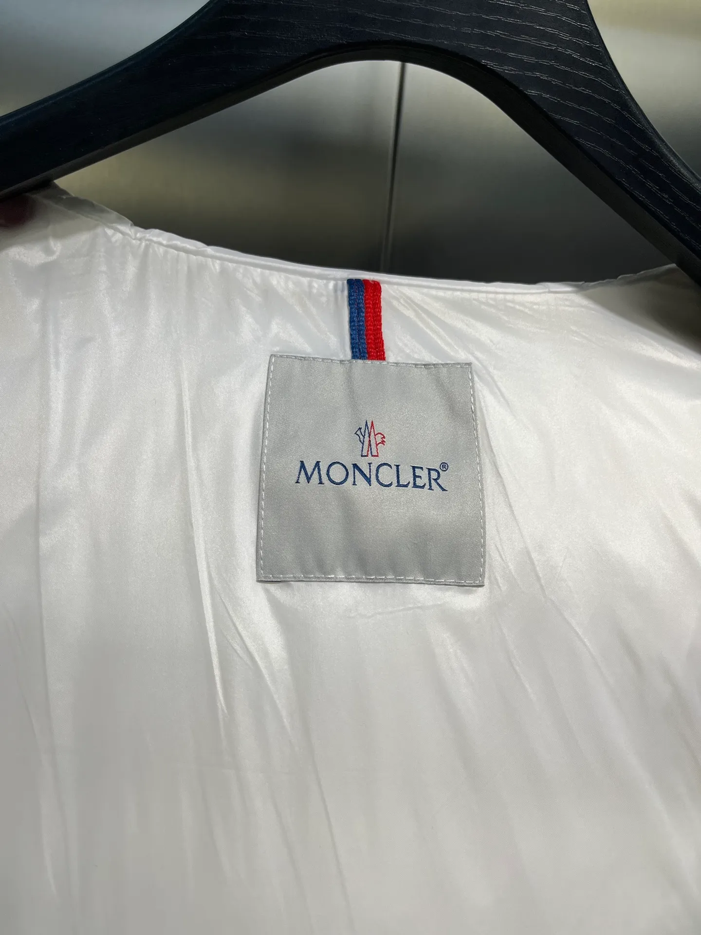 P900 moncler🌟 The latest down jacket in the world is here...except that it is not on the counter, there is really no difference. Accept the most stringent and critical eyes. This down jacket is really nothing to say! Every detail is worthy of your repeated consideration. In addition to retaining its powerful down craftsmanship, more fashion elements are added, making it more and more beautiful and trendy! It’s so eye-catching that you can’t resist its attraction! Not only does it look handsome, it is made of thick windproof fabric, and it is also filled with down with sufficient weight and excellent fluffiness. The interior is filled with European standard 90 goose down, and the inner liner refuses any possibility of velvet! Made of Longue Saison nylon with down filling and pudding quilting. Hooded hood with drawstring and Moncler lettering. Zippered side pockets. Two-way zipper closure on the front. Adjustable elastic cuffs with snap button closure. A zippered hidden pocket is also made on the sleeve. The shoulders are regularly cut, and the body has a straight cut. Exterior: 100% polyamide/nylon; Lining: 100% polyamide/nylon; Filling: 90% down, 10% feather; 1 material: 100% polyamide/nylon Each down jacket has more than 400 grams of down filling. A true cost-effective cold-resistant weapon. Color: black, white, size: 12345
