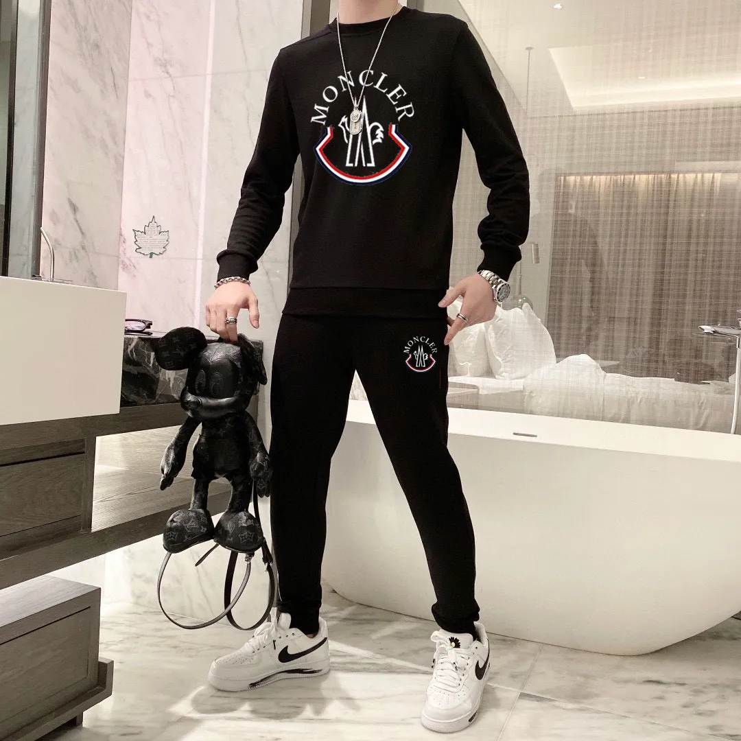 P360 [MONCLER] (Gospel for Fatty) hot-selling suit is coming. Focus on the original version of the official website. 2025 new hot-selling sweatshirt suit. The original order is the best. It is the meticulous work of top designers. It has a fitting and perfect upper body effect. All-natural high-quality Roman cotton 100%, close-fitting comfort, noble and elegant! Original hardware embodies elegance and nobility! Counter size: M-5XL (maximum wear up to 220 pounds)