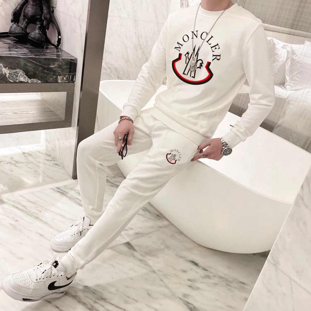 P360 [MONCLER] (Gospel for Fatty) hot-selling suit is coming. Focus on the original version of the official website. 2025 new hot-selling sweatshirt suit. The original order is the best. It is the meticulous work of top designers. It has a fitting and perfect upper body effect. All-natural high-quality Roman cotton 100%, close-fitting comfort, noble and elegant! Original hardware embodies elegance and nobility! Counter size: M-5XL (maximum wear up to 220 pounds)