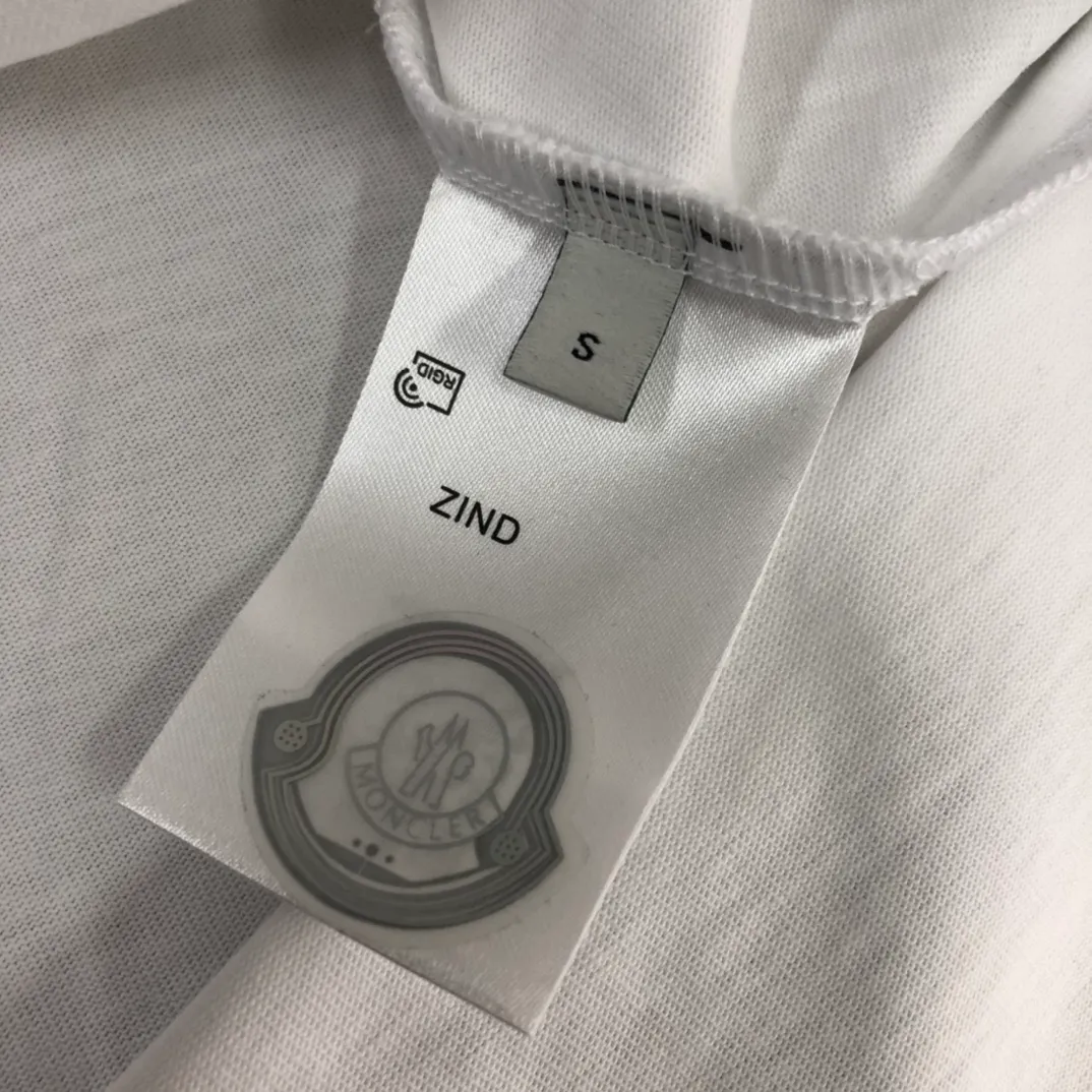 P150 Moncler 2025 new men's round neck short-sleeved couple's T-shirt, new spring and summer product, high quality 🔥🔥Fashionable and versatile, customized imported fabrics, comfortable to wear, breathable, fashionable without losing personality, casual and casual upper body, handsome and stylish, showing the temperament of a big brand. All three standards are complete! ! Color: black white Size: S-XL (loose fit)