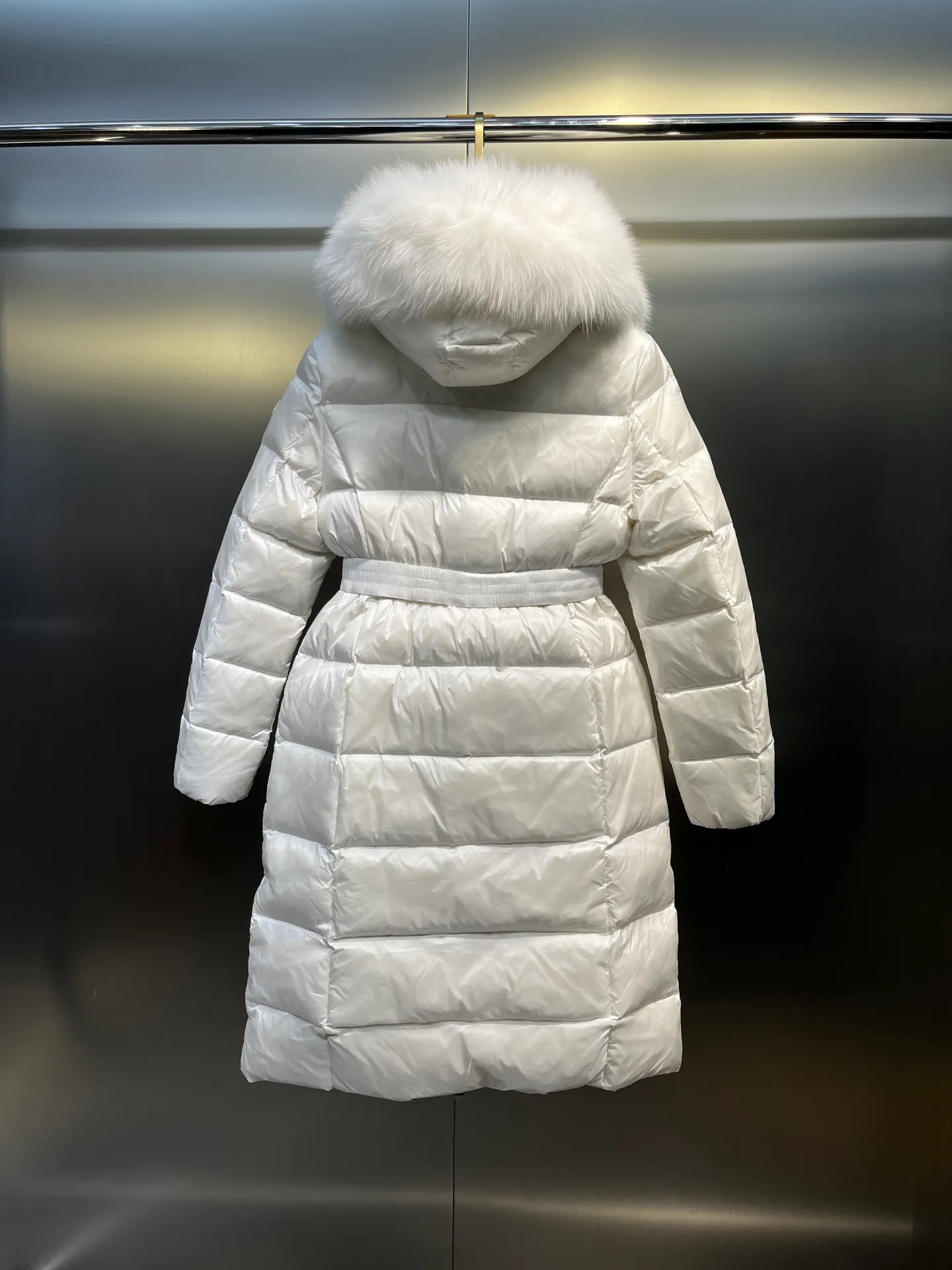 P1100 moncler🌟25 new style for autumn and winter. Large fur collar long hooded down jacket. The classic hit among down jackets. A must-have for winter. Customized detachable large fur collar hooded long down jacket. The upper body will not be too bloated. It is designed with a belt to tighten the waist. It is classic, handsome and warm. National standard 90 white goose down filling. Imported machine stitching and crimping technology. The upper body is fashionable and warm. Excellent practicality. Size: 1234
