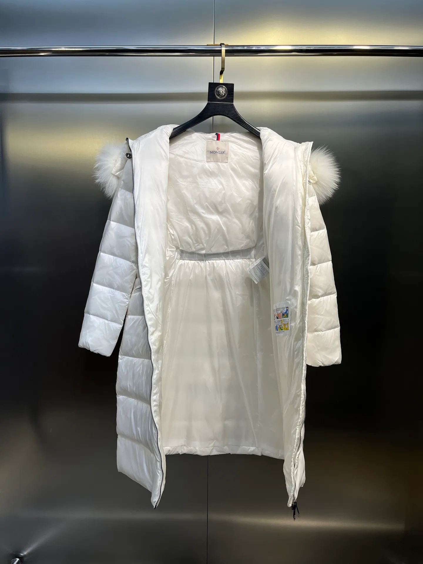 P1100 moncler🌟25 new style for autumn and winter. Large fur collar long hooded down jacket. The classic hit among down jackets. A must-have for winter. Customized detachable large fur collar hooded long down jacket. The upper body will not be too bloated. It is designed with a belt to tighten the waist. It is classic, handsome and warm. National standard 90 white goose down filling. Imported machine stitching and crimping technology. The upper body is fashionable and warm. Excellent practicality. Size: 1234