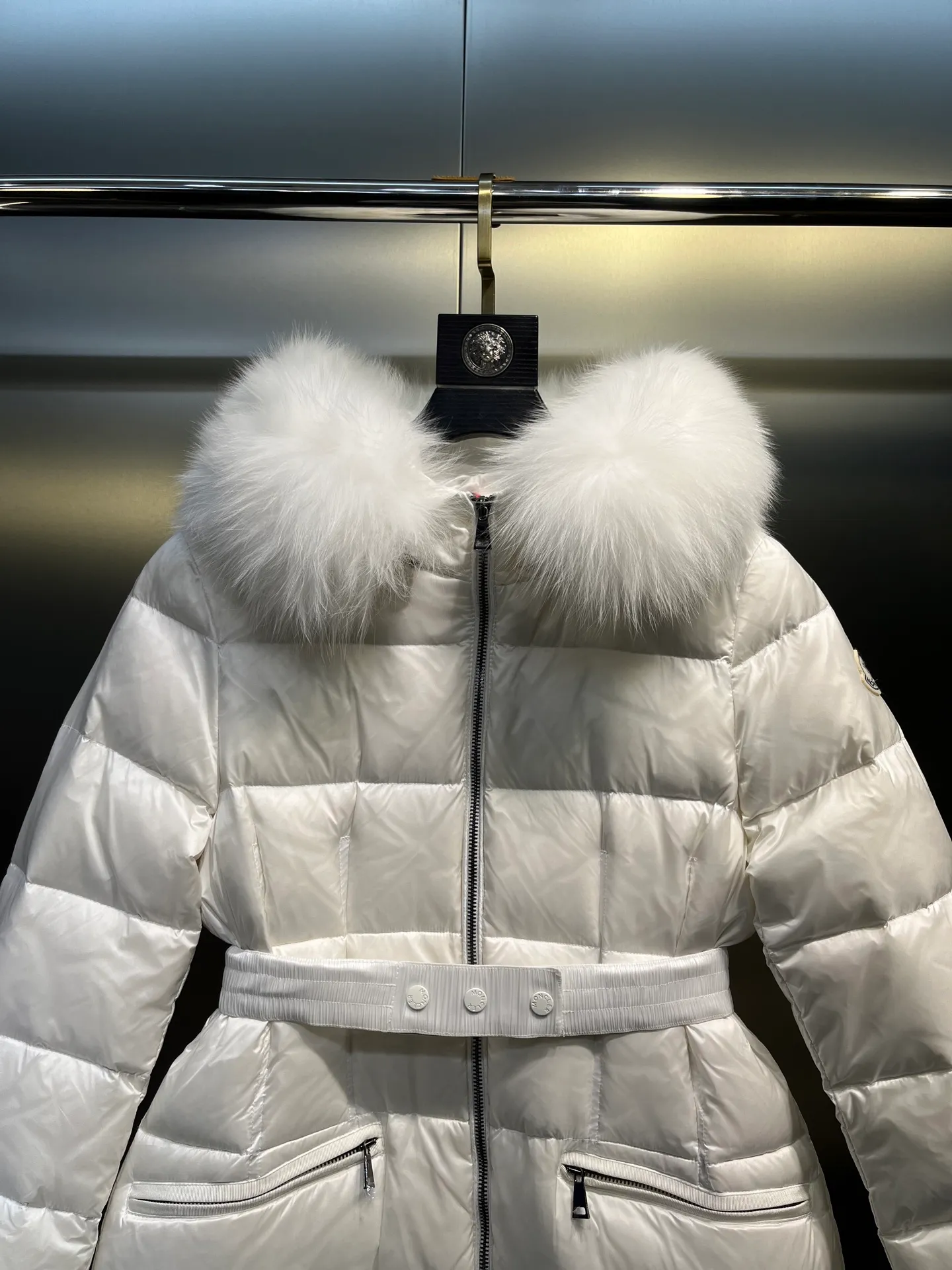 P1100 moncler🌟25 new style for autumn and winter. Large fur collar long hooded down jacket. The classic hit among down jackets. A must-have for winter. Customized detachable large fur collar hooded long down jacket. The upper body will not be too bloated. It is designed with a belt to tighten the waist. It is classic, handsome and warm. National standard 90 white goose down filling. Imported machine stitching and crimping technology. The upper body is fashionable and warm. Excellent practicality. Size: 1234