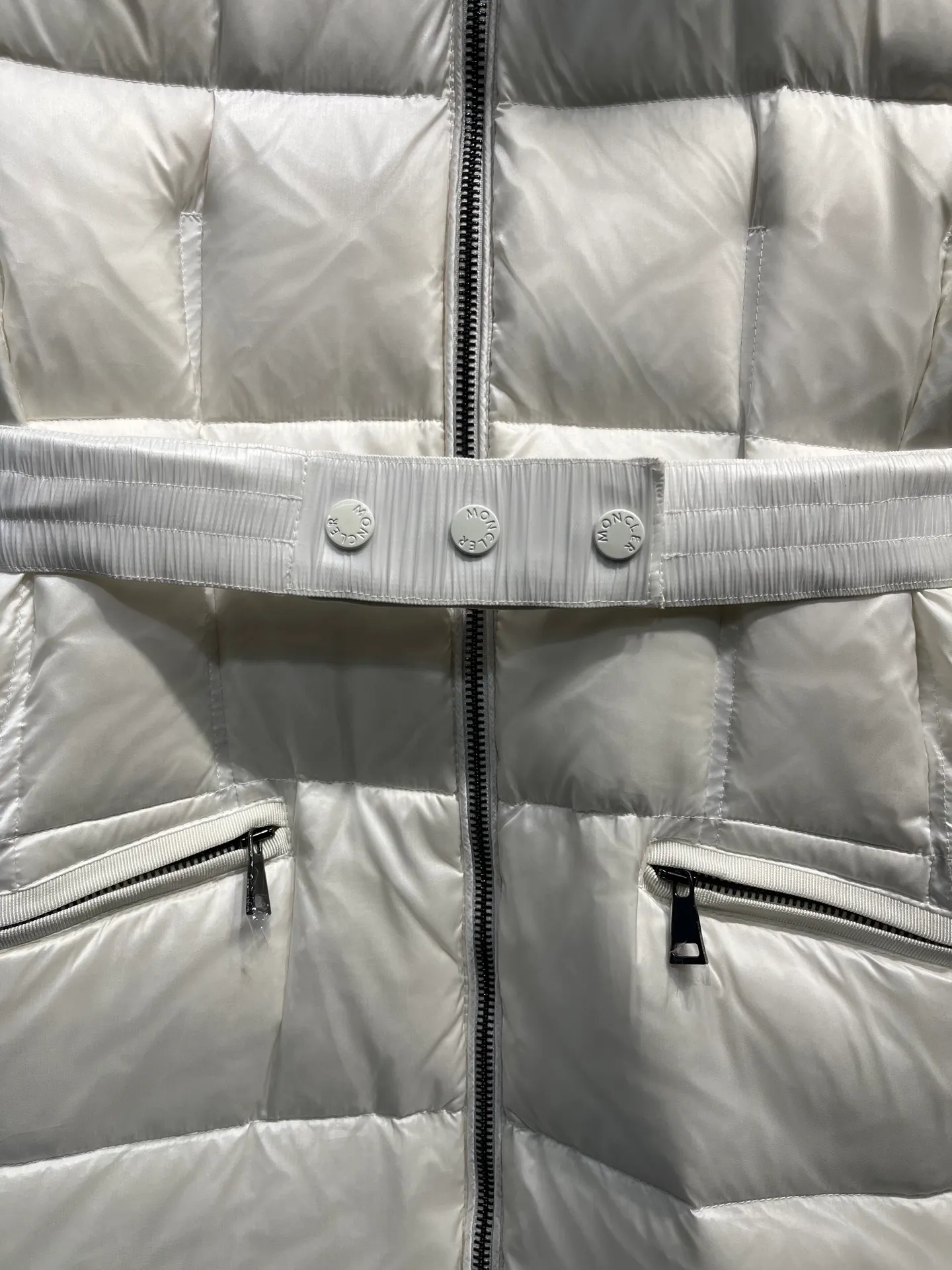 P1100 moncler🌟25 new style for autumn and winter. Large fur collar long hooded down jacket. The classic hit among down jackets. A must-have for winter. Customized detachable large fur collar hooded long down jacket. The upper body will not be too bloated. It is designed with a belt to tighten the waist. It is classic, handsome and warm. National standard 90 white goose down filling. Imported machine stitching and crimping technology. The upper body is fashionable and warm. Excellent practicality. Size: 1234