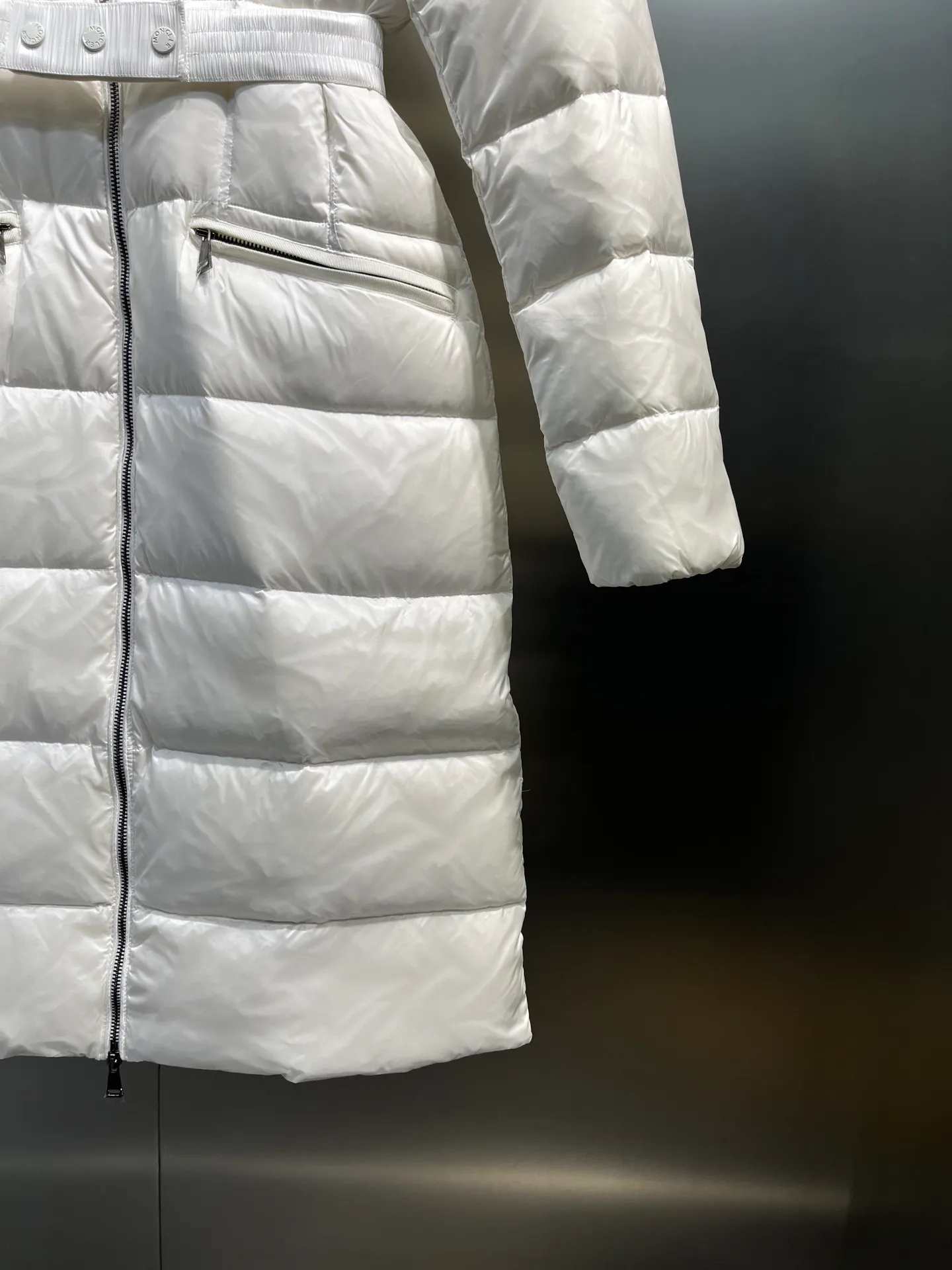 P1100 moncler🌟25 new style for autumn and winter. Large fur collar long hooded down jacket. The classic hit among down jackets. A must-have for winter. Customized detachable large fur collar hooded long down jacket. The upper body will not be too bloated. It is designed with a belt to tighten the waist. It is classic, handsome and warm. National standard 90 white goose down filling. Imported machine stitching and crimping technology. The upper body is fashionable and warm. Excellent practicality. Size: 1234