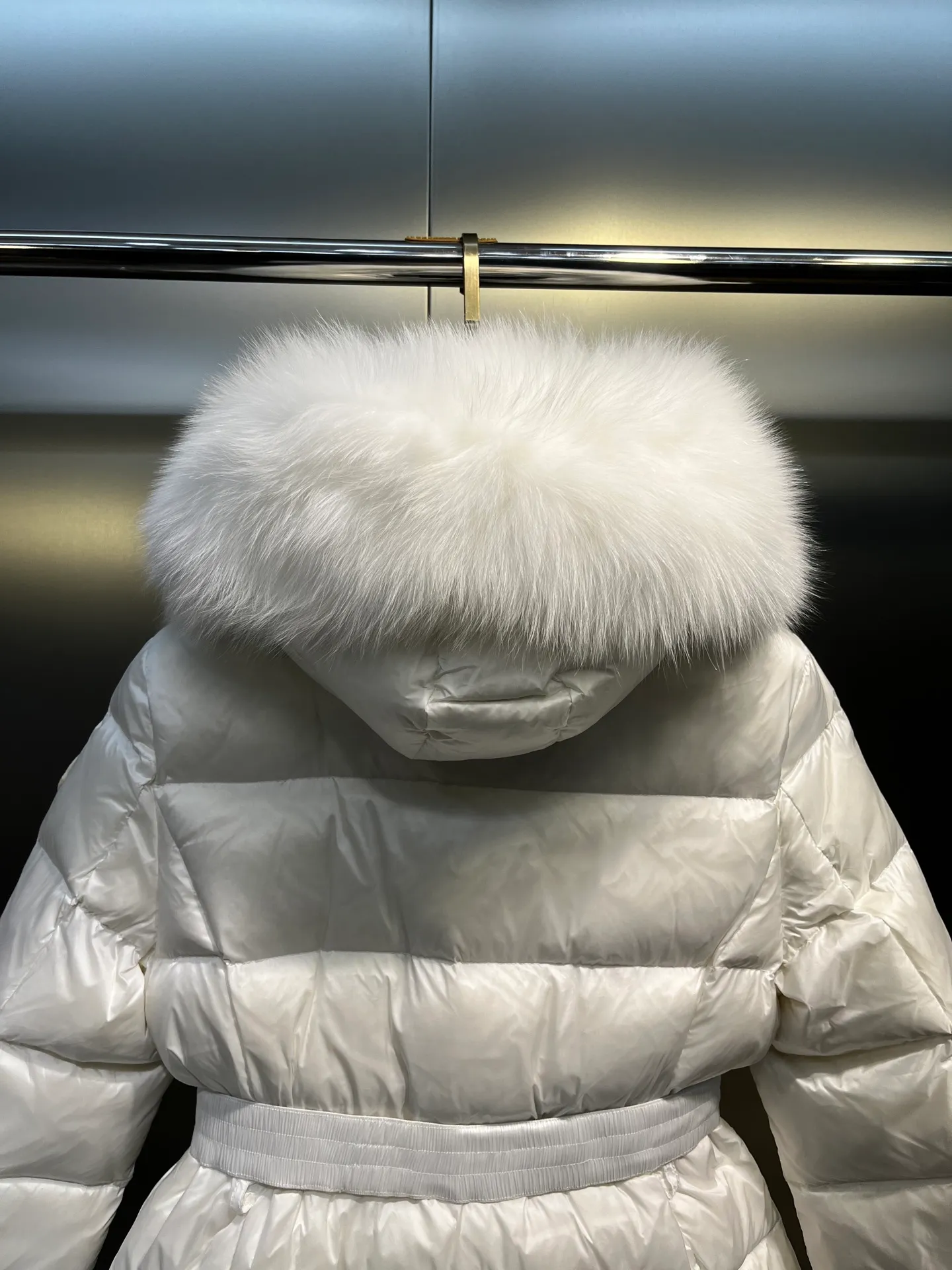 P1100 moncler🌟25 new style for autumn and winter. Large fur collar long hooded down jacket. The classic hit among down jackets. A must-have for winter. Customized detachable large fur collar hooded long down jacket. The upper body will not be too bloated. It is designed with a belt to tighten the waist. It is classic, handsome and warm. National standard 90 white goose down filling. Imported machine stitching and crimping technology. The upper body is fashionable and warm. Excellent practicality. Size: 1234