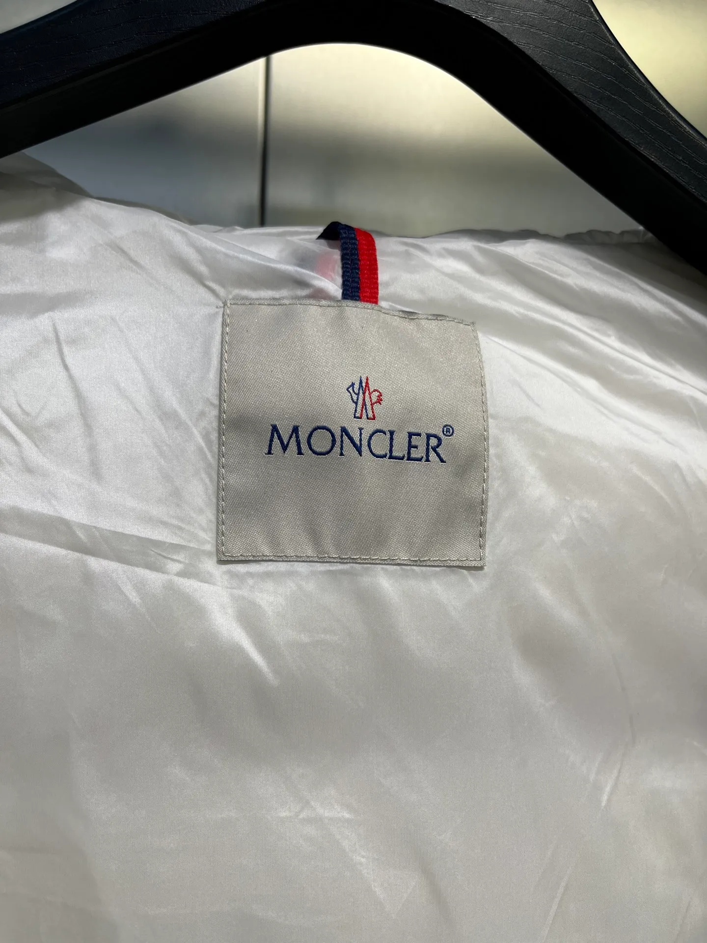 P1100 moncler🌟25 new style for autumn and winter. Large fur collar long hooded down jacket. The classic hit among down jackets. A must-have for winter. Customized detachable large fur collar hooded long down jacket. The upper body will not be too bloated. It is designed with a belt to tighten the waist. It is classic, handsome and warm. National standard 90 white goose down filling. Imported machine stitching and crimping technology. The upper body is fashionable and warm. Excellent practicality. Size: 1234