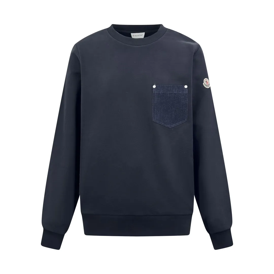 P300 Moncler denim pocket sweatshirt. Customized cotton soft velvet and cloud yarn water-brushed denim. Excellent texture, comfortable and close to the skin. The rich navy blue is the main color, showing an elegant gentleman's style. The unique denim chest pocket on the chest adds a touch of uninhibited casualness with the unique ruggedness and retro of denim. The iconic Moncler embroidered logo appears on the sleeves. It is highly recognizable and exudes a sense of luxury from the inside out. Find the perfect balance between simplicity and sophistication. Process 1: Hidden seamless hemming. Use precise laser cutting to cut the edges of the pocket into the required denim shape to ensure neat and precise edges. Then use one-piece molding technology to perfectly combine the denim material with the pocket to achieve a seamless connection. Process 2: Manual nailing using a servo motor-driven nailing device to accurately drive the bottom nails into the splicing of denim and sweatshirt velvet. Precise positioning to keep the edges of the pockets flat. Process 3: The fabrics have been washed, giving a better hand feel and not easy to deform. Not easy to shrink, not easy to fade, maintain long-term beauty Accessories: Customized 1:1 Moncler embroidered logo Customized 1:1 Moncler bottom nails Customized 1:1 Moncler trademark Version: Loose version Size: S M L XL