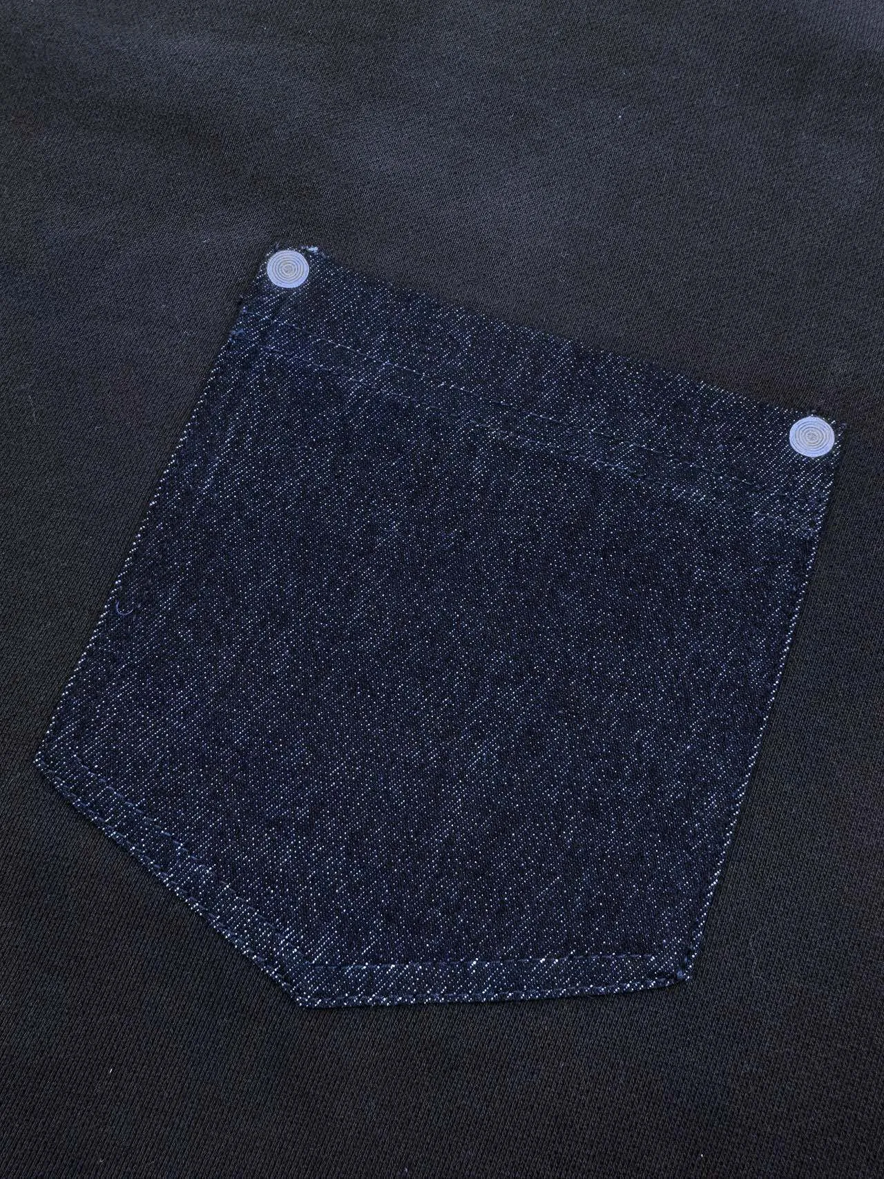 P300 Moncler denim pocket sweatshirt. Customized cotton soft velvet and cloud yarn water-brushed denim. Excellent texture, comfortable and close to the skin. The rich navy blue is the main color, showing an elegant gentleman's style. The unique denim chest pocket on the chest adds a touch of uninhibited casualness with the unique ruggedness and retro of denim. The iconic Moncler embroidered logo appears on the sleeves. It is highly recognizable and exudes a sense of luxury from the inside out. Find the perfect balance between simplicity and sophistication. Process 1: Hidden seamless hemming. Use precise laser cutting to cut the edges of the pocket into the required denim shape to ensure neat and precise edges. Then use one-piece molding technology to perfectly combine the denim material with the pocket to achieve a seamless connection. Process 2: Manual nailing using a servo motor-driven nailing device to accurately drive the bottom nails into the splicing of denim and sweatshirt velvet. Precise positioning to keep the edges of the pockets flat. Process 3: The fabrics have been washed, giving a better hand feel and not easy to deform. Not easy to shrink, not easy to fade, maintain long-term beauty Accessories: Customized 1:1 Moncler embroidered logo Customized 1:1 Moncler bottom nails Customized 1:1 Moncler trademark Version: Loose version Size: S M L XL