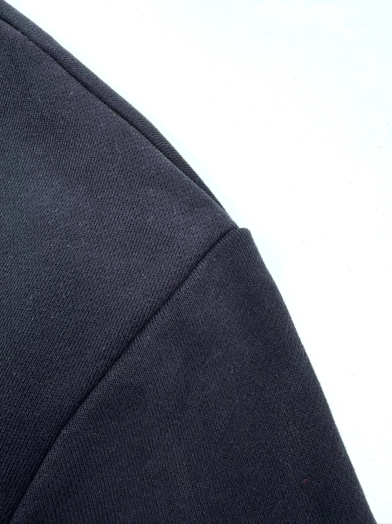 P300 Moncler denim pocket sweatshirt. Customized cotton soft velvet and cloud yarn water-brushed denim. Excellent texture, comfortable and close to the skin. The rich navy blue is the main color, showing an elegant gentleman's style. The unique denim chest pocket on the chest adds a touch of uninhibited casualness with the unique ruggedness and retro of denim. The iconic Moncler embroidered logo appears on the sleeves. It is highly recognizable and exudes a sense of luxury from the inside out. Find the perfect balance between simplicity and sophistication. Process 1: Hidden seamless hemming. Use precise laser cutting to cut the edges of the pocket into the required denim shape to ensure neat and precise edges. Then use one-piece molding technology to perfectly combine the denim material with the pocket to achieve a seamless connection. Process 2: Manual nailing using a servo motor-driven nailing device to accurately drive the bottom nails into the splicing of denim and sweatshirt velvet. Precise positioning to keep the edges of the pockets flat. Process 3: The fabrics have been washed, giving a better hand feel and not easy to deform. Not easy to shrink, not easy to fade, maintain long-term beauty Accessories: Customized 1:1 Moncler embroidered logo Customized 1:1 Moncler bottom nails Customized 1:1 Moncler trademark Version: Loose version Size: S M L XL