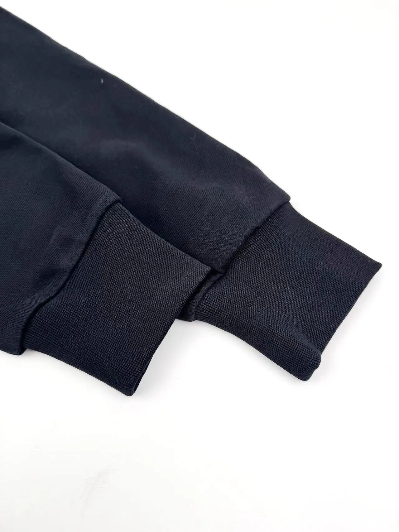 P300 Moncler denim pocket sweatshirt. Customized cotton soft velvet and cloud yarn water-brushed denim. Excellent texture, comfortable and close to the skin. The rich navy blue is the main color, showing an elegant gentleman's style. The unique denim chest pocket on the chest adds a touch of uninhibited casualness with the unique ruggedness and retro of denim. The iconic Moncler embroidered logo appears on the sleeves. It is highly recognizable and exudes a sense of luxury from the inside out. Find the perfect balance between simplicity and sophistication. Process 1: Hidden seamless hemming. Use precise laser cutting to cut the edges of the pocket into the required denim shape to ensure neat and precise edges. Then use one-piece molding technology to perfectly combine the denim material with the pocket to achieve a seamless connection. Process 2: Manual nailing using a servo motor-driven nailing device to accurately drive the bottom nails into the splicing of denim and sweatshirt velvet. Precise positioning to keep the edges of the pockets flat. Process 3: The fabrics have been washed, giving a better hand feel and not easy to deform. Not easy to shrink, not easy to fade, maintain long-term beauty Accessories: Customized 1:1 Moncler embroidered logo Customized 1:1 Moncler bottom nails Customized 1:1 Moncler trademark Version: Loose version Size: S M L XL