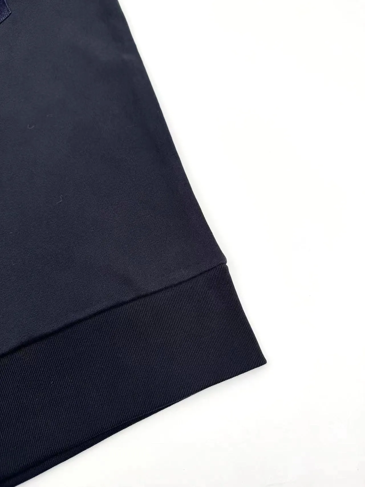 P300 Moncler denim pocket sweatshirt. Customized cotton soft velvet and cloud yarn water-brushed denim. Excellent texture, comfortable and close to the skin. The rich navy blue is the main color, showing an elegant gentleman's style. The unique denim chest pocket on the chest adds a touch of uninhibited casualness with the unique ruggedness and retro of denim. The iconic Moncler embroidered logo appears on the sleeves. It is highly recognizable and exudes a sense of luxury from the inside out. Find the perfect balance between simplicity and sophistication. Process 1: Hidden seamless hemming. Use precise laser cutting to cut the edges of the pocket into the required denim shape to ensure neat and precise edges. Then use one-piece molding technology to perfectly combine the denim material with the pocket to achieve a seamless connection. Process 2: Manual nailing using a servo motor-driven nailing device to accurately drive the bottom nails into the splicing of denim and sweatshirt velvet. Precise positioning to keep the edges of the pockets flat. Process 3: The fabrics have been washed, giving a better hand feel and not easy to deform. Not easy to shrink, not easy to fade, maintain long-term beauty Accessories: Customized 1:1 Moncler embroidered logo Customized 1:1 Moncler bottom nails Customized 1:1 Moncler trademark Version: Loose version Size: S M L XL