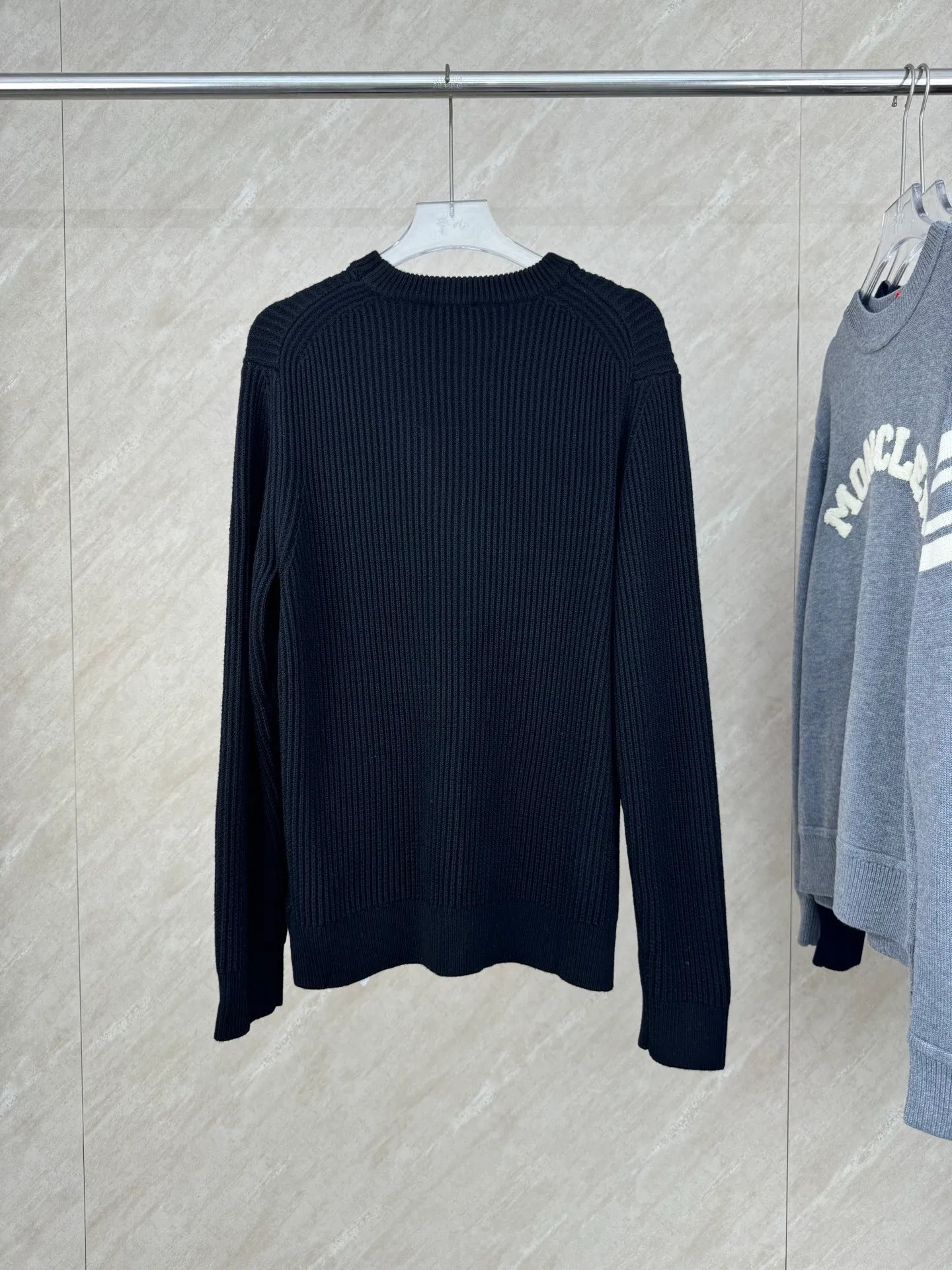 P430 Moncler 25 new autumn and winter contrasting color logo embroidered pullover knitted sweater Size: S/M/L/XL Vertical texture Weaving Embellishment of shoulder chapters His family combines military classics with street and fashion designs. It seems to be a niche design and can be matched well in various occasions. The fabric yarn is made of pure cotton. The thickness is suitable for autumn and winter. The upper body is comfortable, breathable and has good warmth retention.