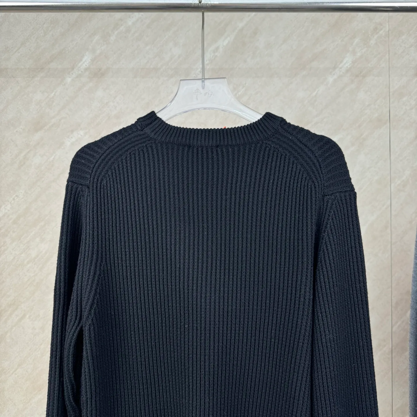 P430 Moncler 25 new autumn and winter contrasting color logo embroidered pullover knitted sweater Size: S/M/L/XL Vertical texture Weaving Embellishment of shoulder chapters His family combines military classics with street and fashion designs. It seems to be a niche design and can be matched well in various occasions. The fabric yarn is made of pure cotton. The thickness is suitable for autumn and winter. The upper body is comfortable, breathable and has good warmth retention.