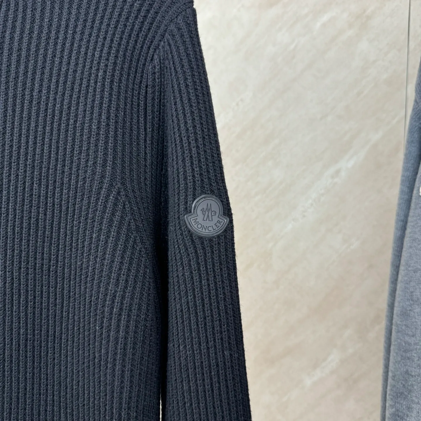 P430 Moncler 25 new autumn and winter contrasting color logo embroidered pullover knitted sweater Size: S/M/L/XL Vertical texture Weaving Embellishment of shoulder chapters His family combines military classics with street and fashion designs. It seems to be a niche design and can be matched well in various occasions. The fabric yarn is made of pure cotton. The thickness is suitable for autumn and winter. The upper body is comfortable, breathable and has good warmth retention.