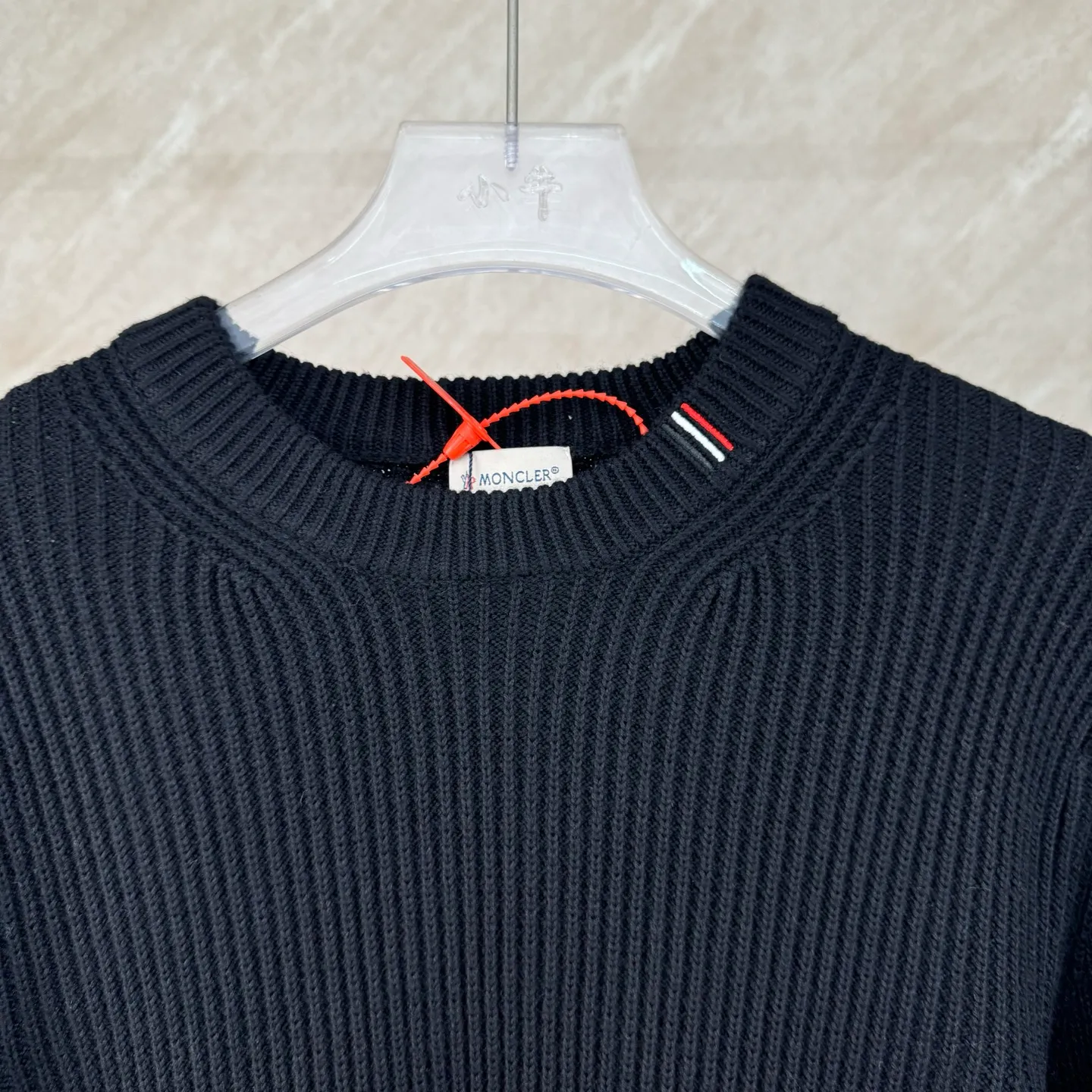 P430 Moncler 25 new autumn and winter contrasting color logo embroidered pullover knitted sweater Size: S/M/L/XL Vertical texture Weaving Embellishment of shoulder chapters His family combines military classics with street and fashion designs. It seems to be a niche design and can be matched well in various occasions. The fabric yarn is made of pure cotton. The thickness is suitable for autumn and winter. The upper body is comfortable, breathable and has good warmth retention.