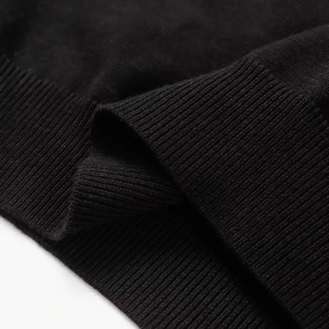 P210 Moncler/Mongolian 3-label complete, half-turtleneck sweater, fine wool blended sweater, high-end customized collection for men and women, part of the brand's high-end main line, patented top-grade yarn blending, using innovation to interpret conventional styles. The configuration of the fabric is subversive. The details are remarkable, and the price-performance ratio is very high. Meri wool yarn is of excellent quality. It feels super soft, delicate, soft, non-pilling and does not deform. The upper body is extremely skin-friendly and comfortable. Can be worn on its own with a jacket or on its own. Size: M L XL 2XL 3XL