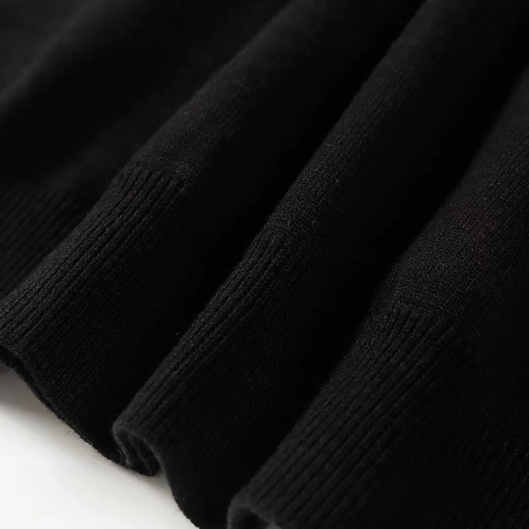 P210 Moncler/Mongolian 3-label complete, half-turtleneck sweater, fine wool blended sweater, high-end customized collection for men and women, part of the brand's high-end main line, patented top-grade yarn blending, using innovation to interpret conventional styles. The configuration of the fabric is subversive. The details are remarkable, and the price-performance ratio is very high. Meri wool yarn is of excellent quality. It feels super soft, delicate, soft, non-pilling and does not deform. The upper body is extremely skin-friendly and comfortable. Can be worn on its own with a jacket or on its own. Size: M L XL 2XL 3XL