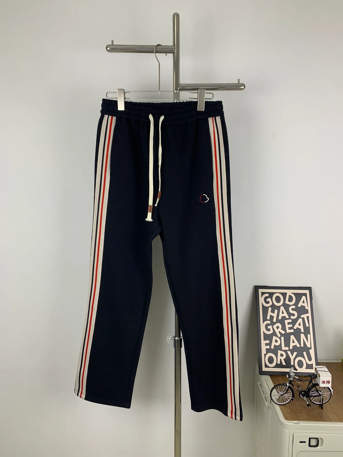P210 Style No. C122 New model of muzzle logo embroidered colorful webbing straight MONCLER official website ZP synchronized new sweatpants for men and women. The fabric is made of 450g heavyweight double-ply double yarn composite fabric. The letter mark is exquisite and full embroidered letter craftsmanship. The elastic drawstring waist design is full of flexibility. The inner hemming and wrapping strips are high-quality. Perfect details. Loose version. Made with conscience. High temperature resistance. Will not fall off. Can be machine washed. Large factory with flow workmanship. The bag strips are neatly routed with double needles. Popular model among Internet celebrities. Very popular. Loose os version. Can be worn up to 200 pounds. Color: black. Size: S M L XL