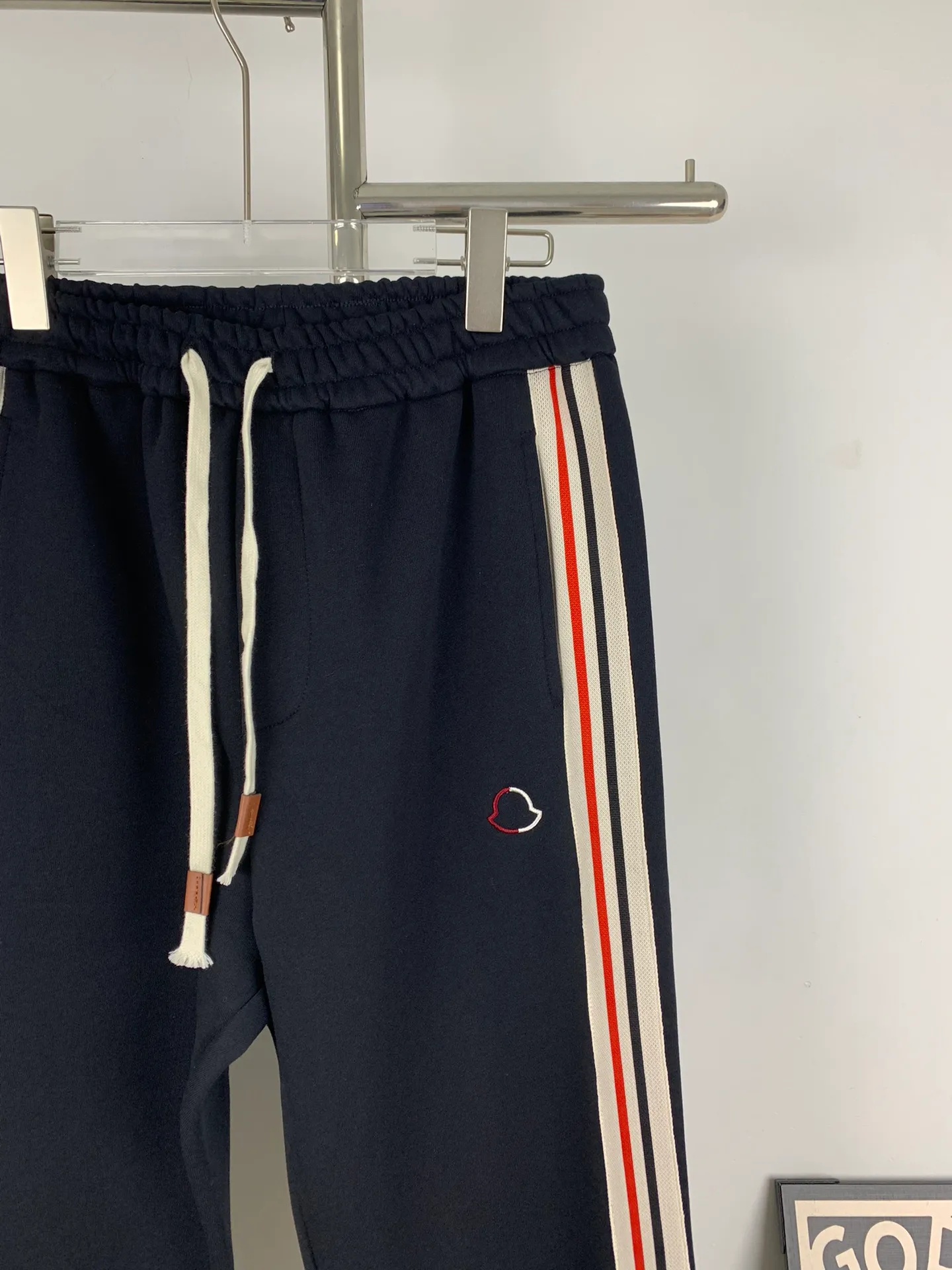 P210 Style No. C122 New model of muzzle logo embroidered colorful webbing straight MONCLER official website ZP synchronized new sweatpants for men and women. The fabric is made of 450g heavyweight double-ply double yarn composite fabric. The letter mark is exquisite and full embroidered letter craftsmanship. The elastic drawstring waist design is full of flexibility. The inner hemming and wrapping strips are high-quality. Perfect details. Loose version. Made with conscience. High temperature resistance. Will not fall off. Can be machine washed. Large factory with flow workmanship. The bag strips are neatly routed with double needles. Popular model among Internet celebrities. Very popular. Loose os version. Can be worn up to 200 pounds. Color: black. Size: S M L XL