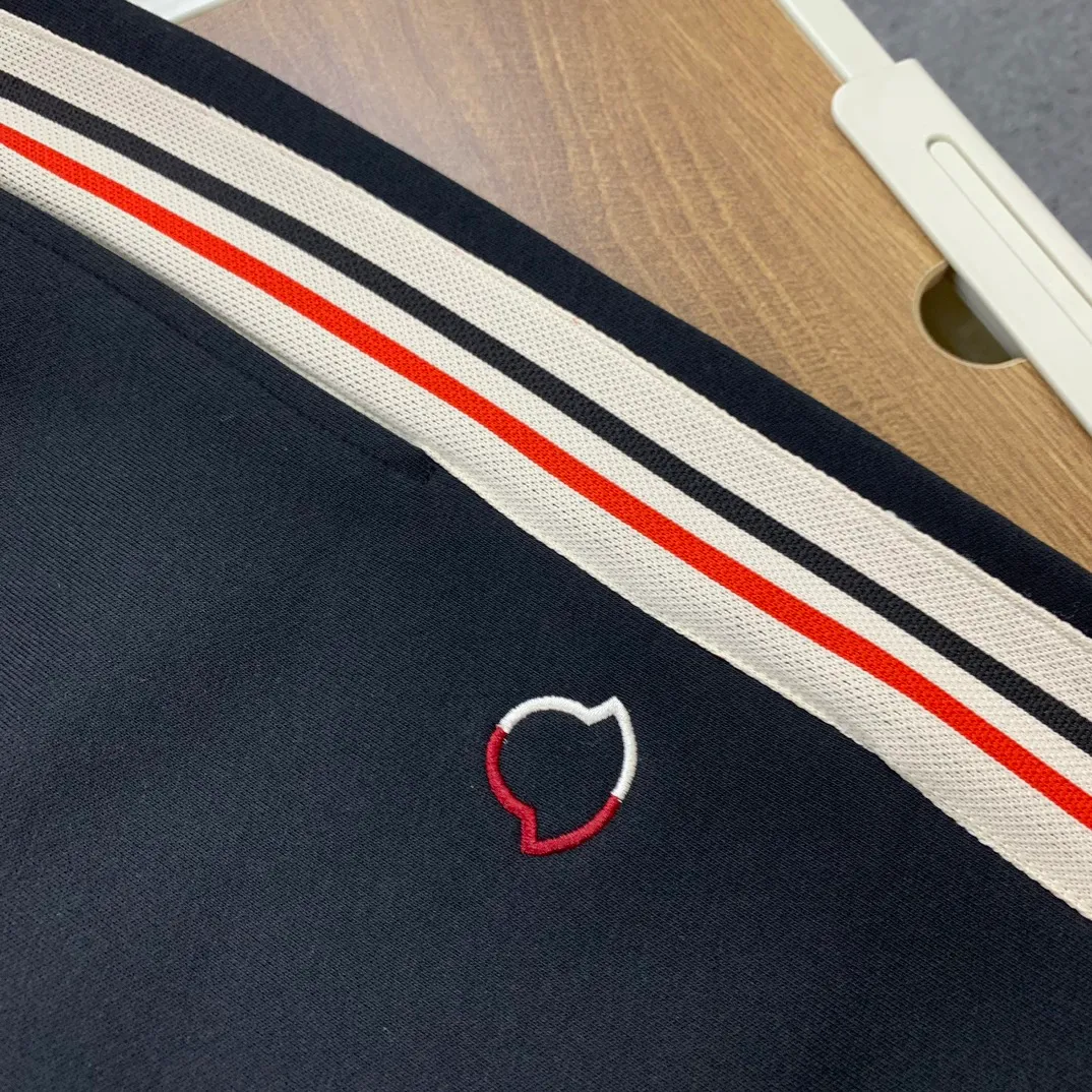 P210 Style No. C122 New model of muzzle logo embroidered colorful webbing straight MONCLER official website ZP synchronized new sweatpants for men and women. The fabric is made of 450g heavyweight double-ply double yarn composite fabric. The letter mark is exquisite and full embroidered letter craftsmanship. The elastic drawstring waist design is full of flexibility. The inner hemming and wrapping strips are high-quality. Perfect details. Loose version. Made with conscience. High temperature resistance. Will not fall off. Can be machine washed. Large factory with flow workmanship. The bag strips are neatly routed with double needles. Popular model among Internet celebrities. Very popular. Loose os version. Can be worn up to 200 pounds. Color: black. Size: S M L XL