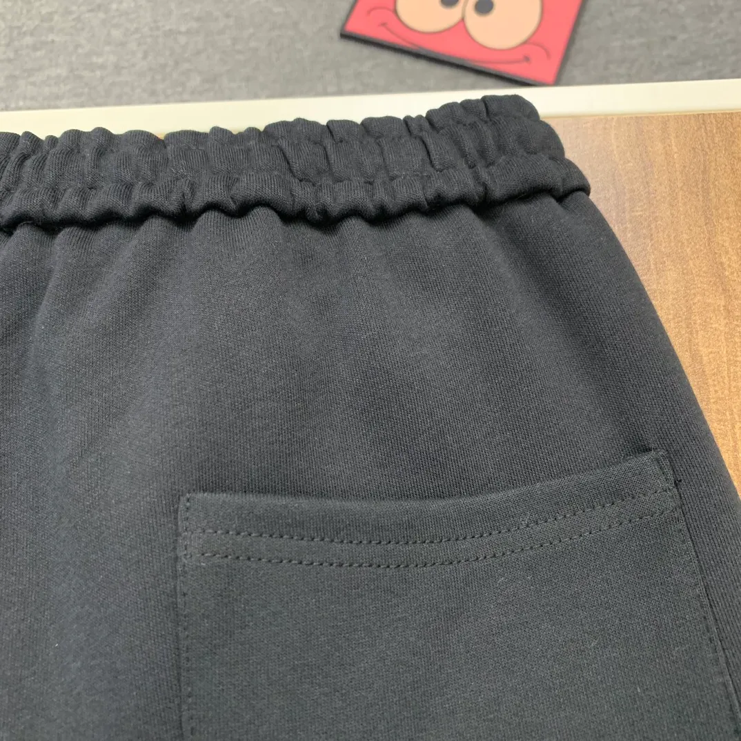P210 Style No. C122 New model of muzzle logo embroidered colorful webbing straight MONCLER official website ZP synchronized new sweatpants for men and women. The fabric is made of 450g heavyweight double-ply double yarn composite fabric. The letter mark is exquisite and full embroidered letter craftsmanship. The elastic drawstring waist design is full of flexibility. The inner hemming and wrapping strips are high-quality. Perfect details. Loose version. Made with conscience. High temperature resistance. Will not fall off. Can be machine washed. Large factory with flow workmanship. The bag strips are neatly routed with double needles. Popular model among Internet celebrities. Very popular. Loose os version. Can be worn up to 200 pounds. Color: black. Size: S M L XL