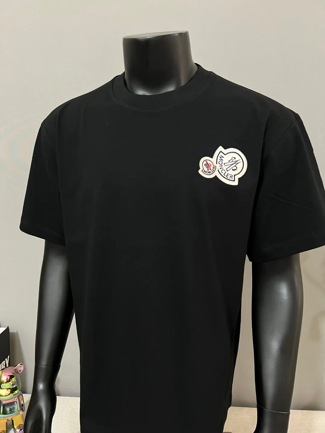 P140 MONCLER for Mongolian Mouth is new, official and dual-label models are synchronized, details are matched with official version, and logo size is strictly controlled. , standard size, stitching details are in sync with the official version; Made of 240g double yarn 100% cotton fabric, imported woven thread, collar bone is not easy to deform, factory high temperature washing process, the fabric is soft and breathable, does not shrink, NCF washing mark identification, details are in place and the upper body is good-looking, European size version, loose and suitable, color: black, white, size XS-L