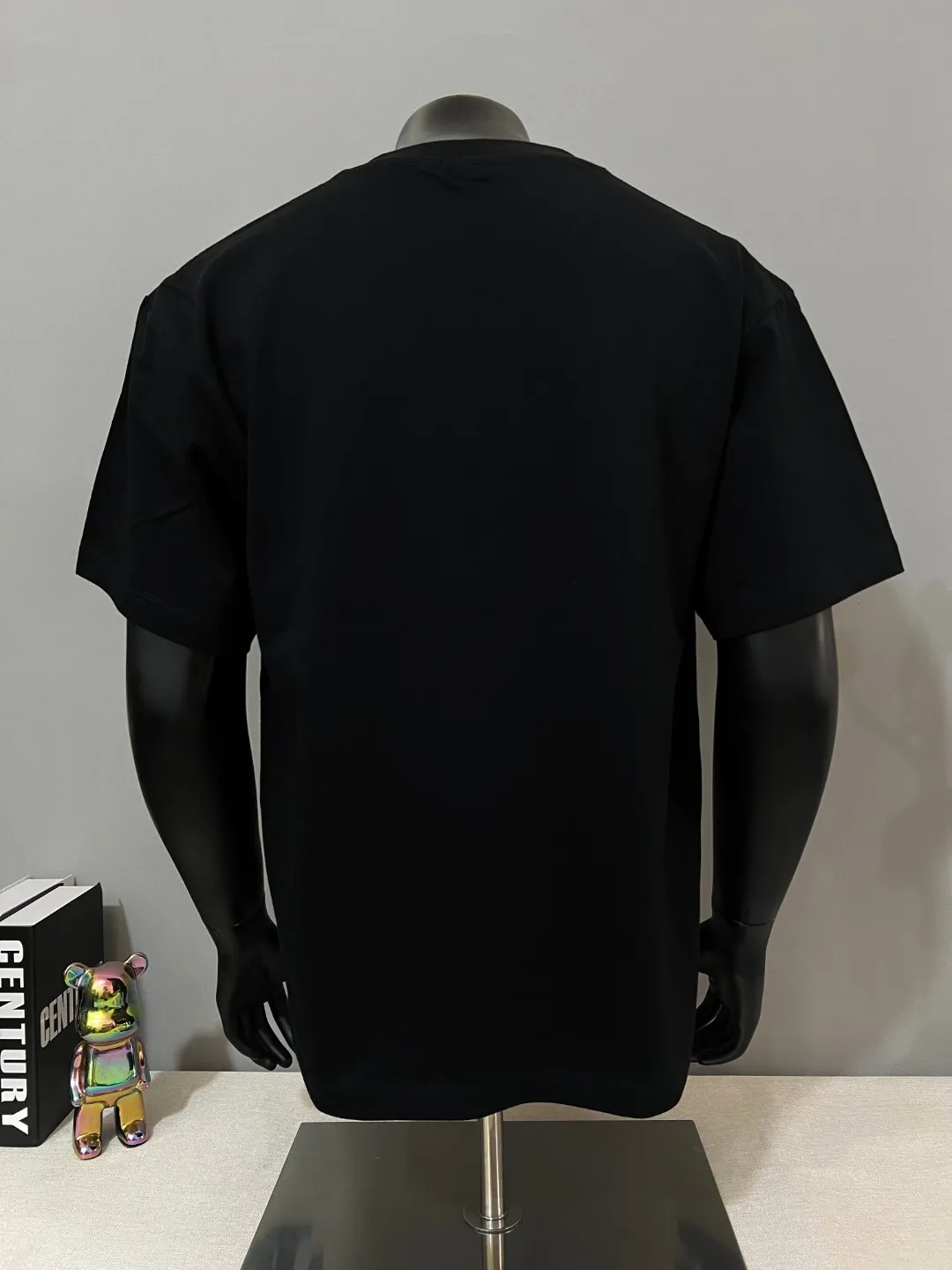 P140 MONCLER for Mongolian Mouth is new, official and dual-label models are synchronized, details are matched with official version, and logo size is strictly controlled. , standard size, stitching details are in sync with the official version; Made of 240g double yarn 100% cotton fabric, imported woven thread, collar bone is not easy to deform, factory high temperature washing process, the fabric is soft and breathable, does not shrink, NCF washing mark identification, details are in place and the upper body is good-looking, European size version, loose and suitable, color: black, white, size XS-L