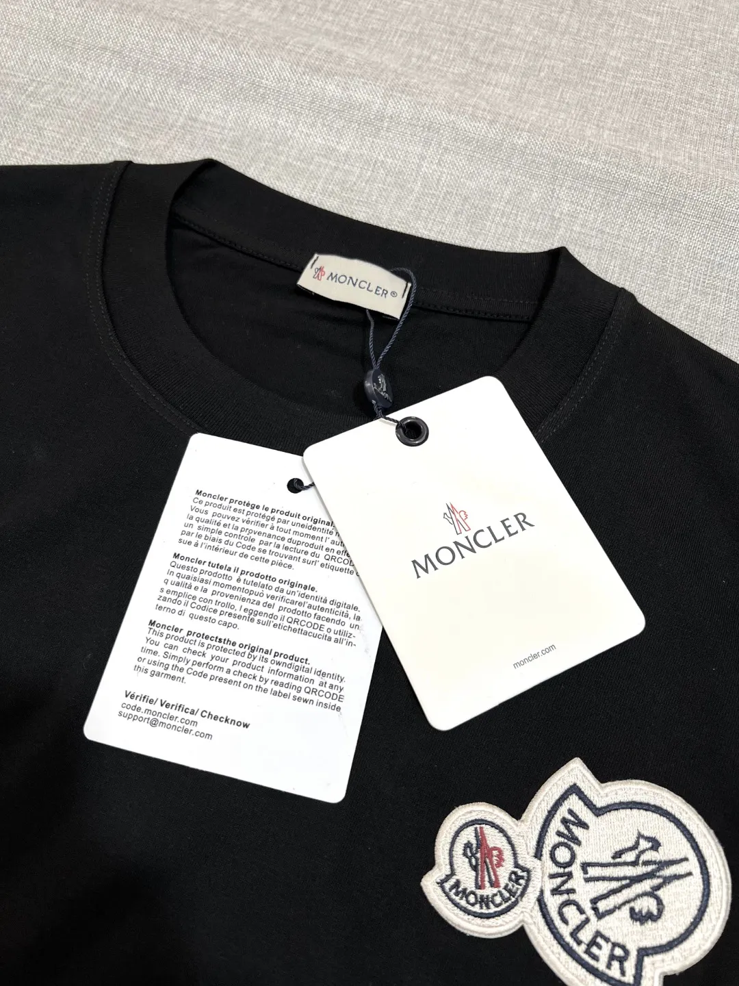 P140 MONCLER for Mongolian Mouth is new, official and dual-label models are synchronized, details are matched with official version, and logo size is strictly controlled. , standard size, stitching details are in sync with the official version; Made of 240g double yarn 100% cotton fabric, imported woven thread, collar bone is not easy to deform, factory high temperature washing process, the fabric is soft and breathable, does not shrink, NCF washing mark identification, details are in place and the upper body is good-looking, European size version, loose and suitable, color: black, white, size XS-L