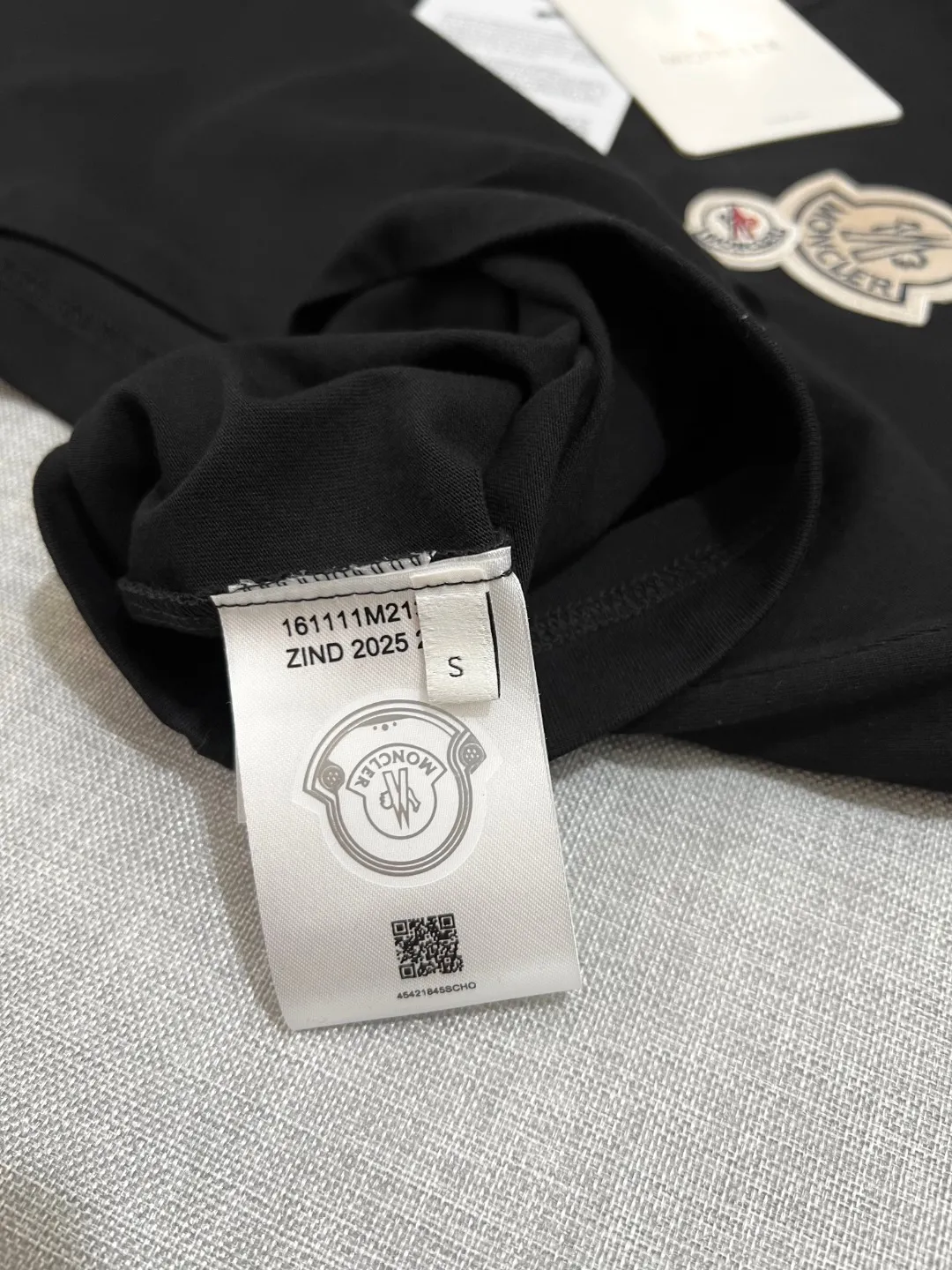 P140 MONCLER for Mongolian Mouth is new, official and dual-label models are synchronized, details are matched with official version, and logo size is strictly controlled. , standard size, stitching details are in sync with the official version; Made of 240g double yarn 100% cotton fabric, imported woven thread, collar bone is not easy to deform, factory high temperature washing process, the fabric is soft and breathable, does not shrink, NCF washing mark identification, details are in place and the upper body is good-looking, European size version, loose and suitable, color: black, white, size XS-L