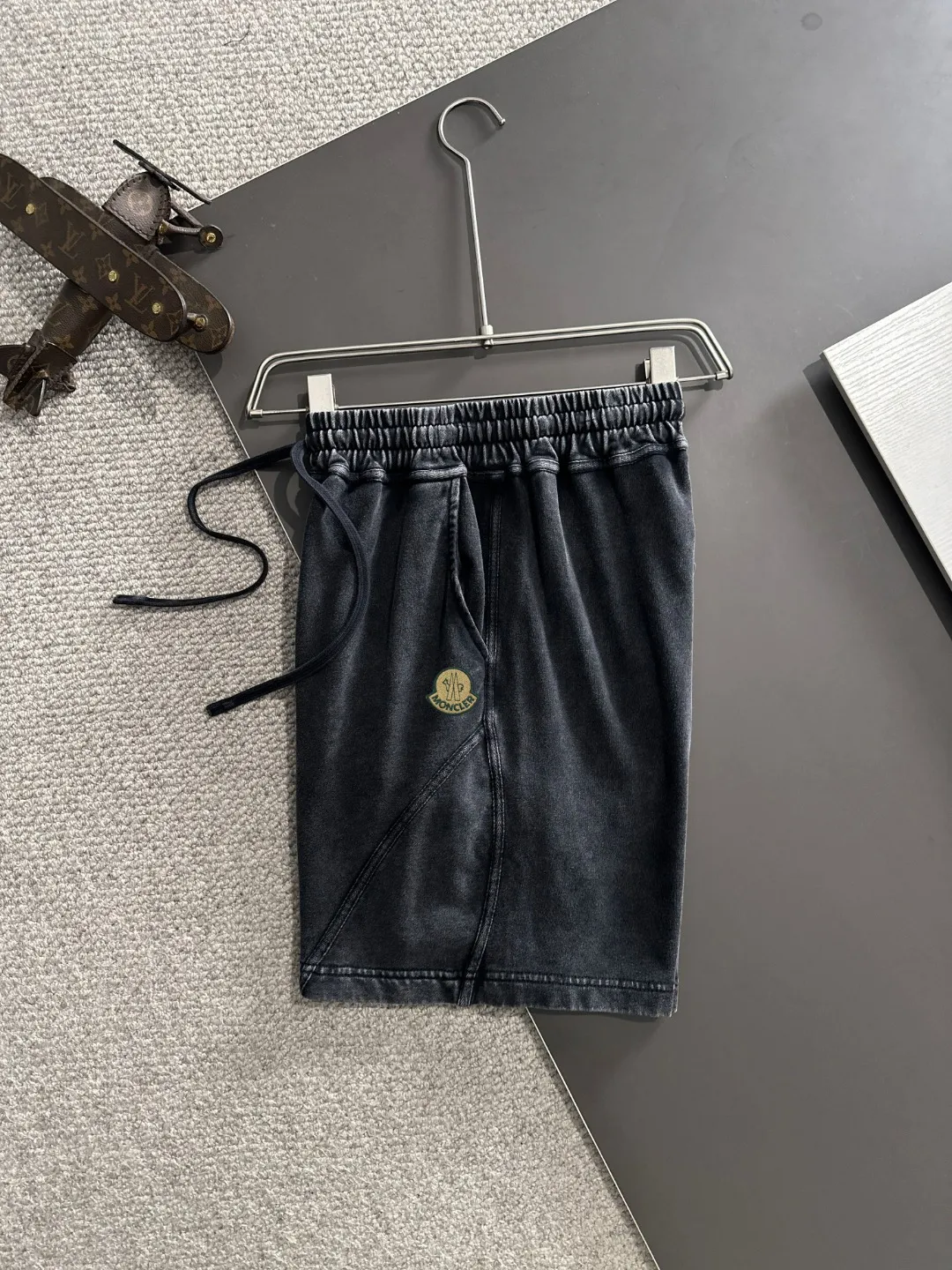 Next day delivery P300 High-quality Moncler/Mongolian 2025 spring and summer new high-definition elastic band casual solid color loose shorts, made with machines imported from Italy. The hem of the pants is hemmed with two needles. The stitching is fine and firm. The fabric is customized at the counter and is highly breathable and comfortable. The details are impeccable. The brand element design concept reflects high quality. It feels delicate and soft! It presents a casual cut and the upper body shape is great! Size: S-XXL