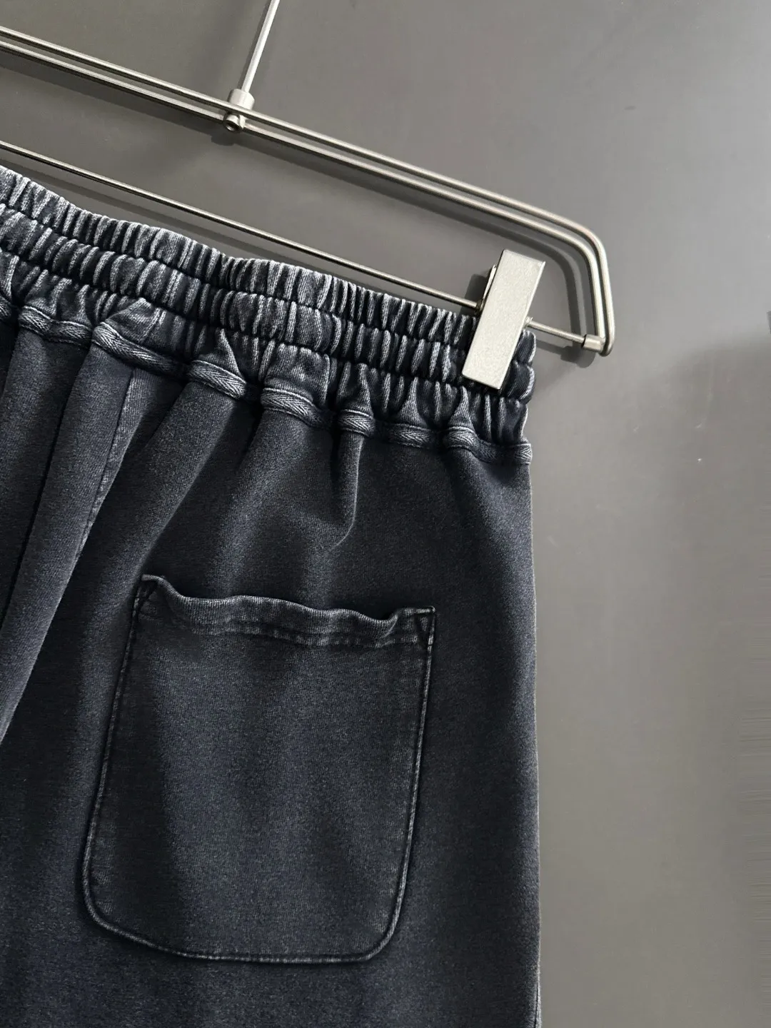 Next day delivery P300 High-quality Moncler/Mongolian 2025 spring and summer new high-definition elastic band casual solid color loose shorts, made with machines imported from Italy. The hem of the pants is hemmed with two needles. The stitching is fine and firm. The fabric is customized at the counter and is highly breathable and comfortable. The details are impeccable. The brand element design concept reflects high quality. It feels delicate and soft! It presents a casual cut and the upper body shape is great! Size: S-XXL