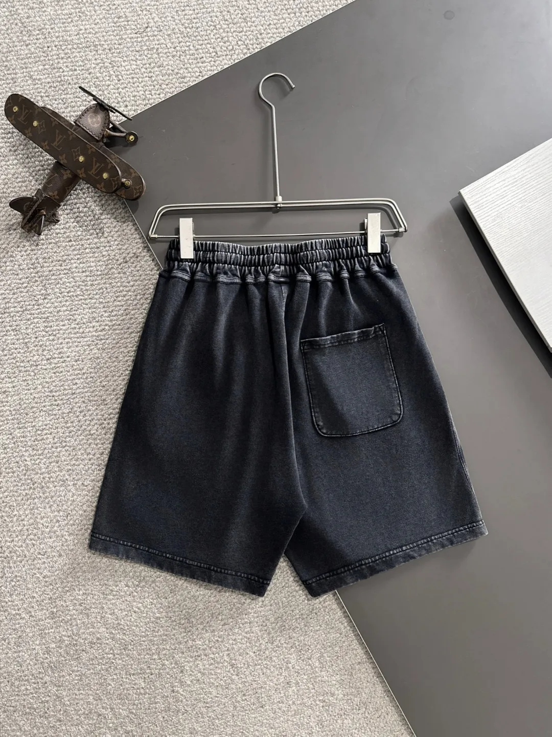 Next day delivery P300 High-quality Moncler/Mongolian 2025 spring and summer new high-definition elastic band casual solid color loose shorts, made with machines imported from Italy. The hem of the pants is hemmed with two needles. The stitching is fine and firm. The fabric is customized at the counter and is highly breathable and comfortable. The details are impeccable. The brand element design concept reflects high quality. It feels delicate and soft! It presents a casual cut and the upper body shape is great! Size: S-XXL
