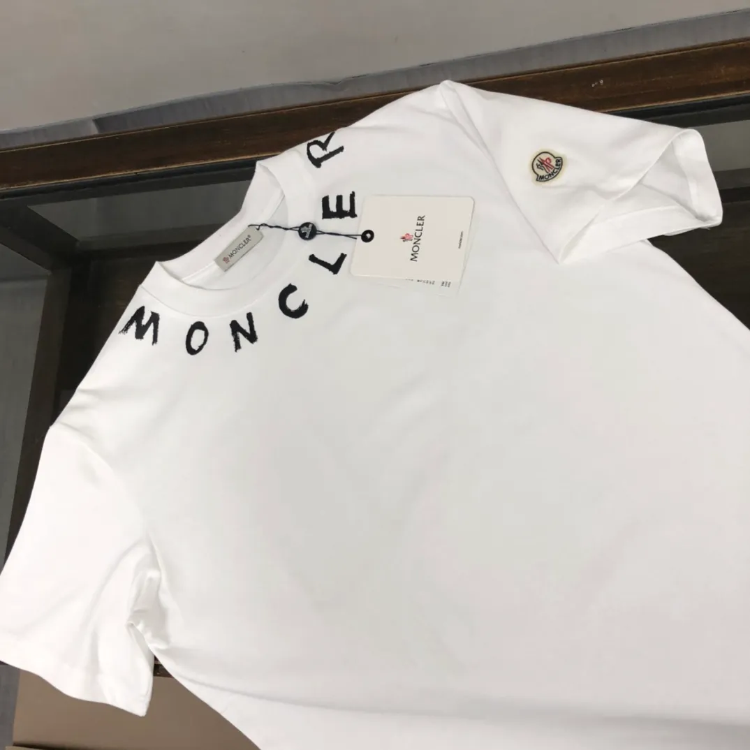 P150 MONCLER New model of Mongolian mouth, customized high-end ready-to-wear! Fashionable and trendy casual short-sleeved T-shirt, gentle, soft, delicate and soft, skin-friendly on the upper body, comfortable and cool, the brand letters on the neckline are fashionable and full of vitality! A fashionable and versatile must-have! Color: Black White Size: S-XL (Loose fit, please state your height and weight when placing an order!)