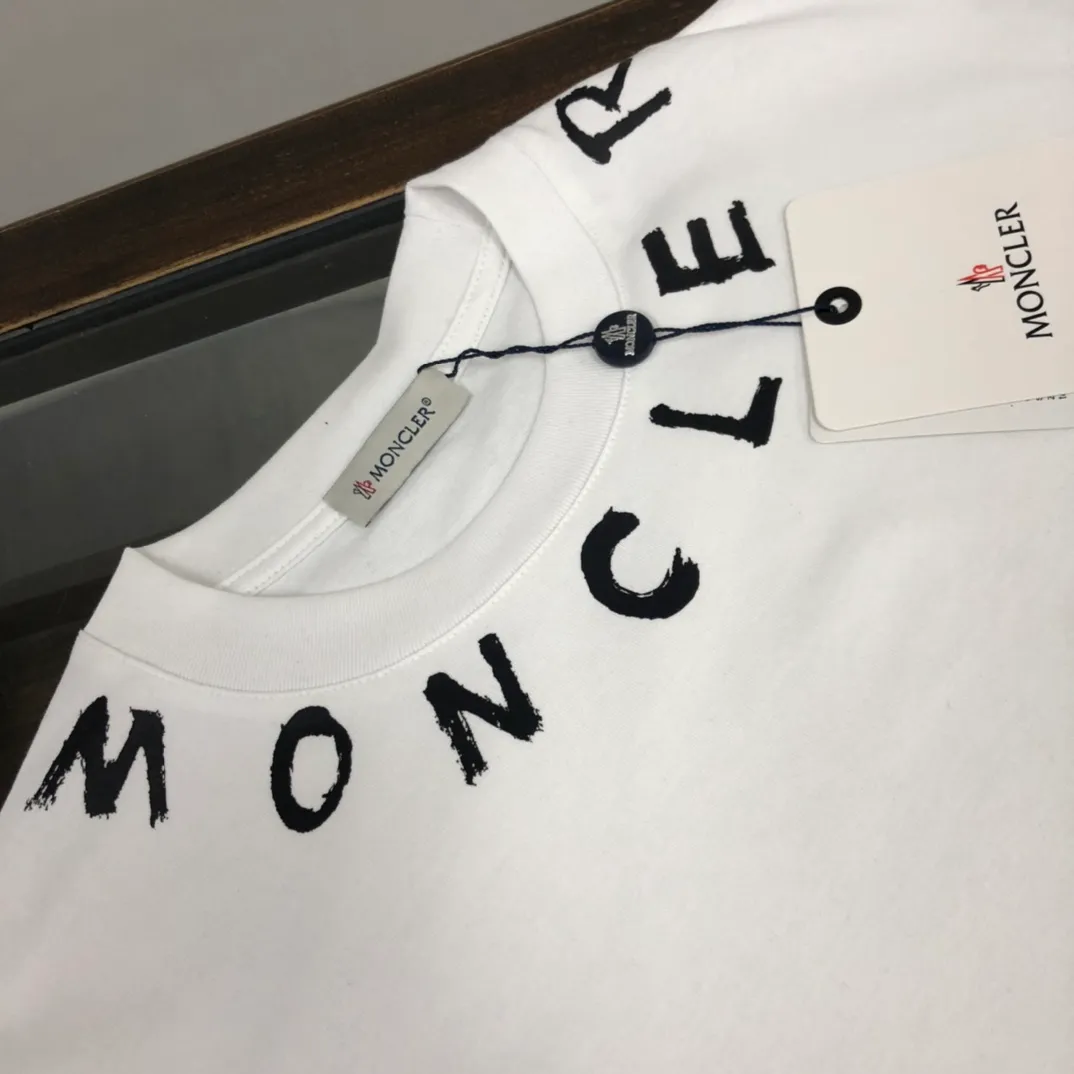 P150 MONCLER New model of Mongolian mouth, customized high-end ready-to-wear! Fashionable and trendy casual short-sleeved T-shirt, gentle, soft, delicate and soft, skin-friendly on the upper body, comfortable and cool, the brand letters on the neckline are fashionable and full of vitality! A fashionable and versatile must-have! Color: Black White Size: S-XL (Loose fit, please state your height and weight when placing an order!)