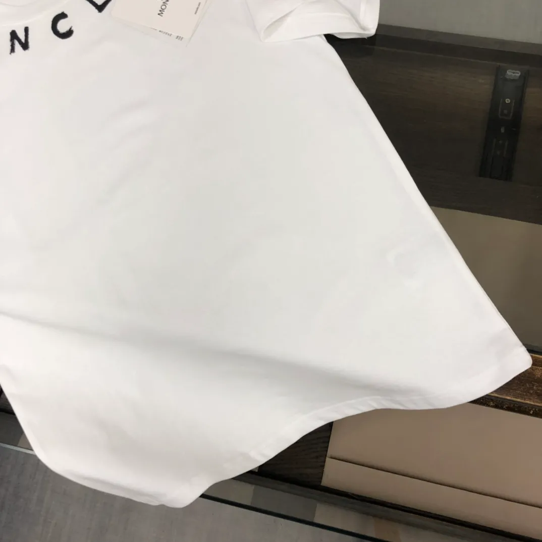 P150 MONCLER New model of Mongolian mouth, customized high-end ready-to-wear! Fashionable and trendy casual short-sleeved T-shirt, gentle, soft, delicate and soft, skin-friendly on the upper body, comfortable and cool, the brand letters on the neckline are fashionable and full of vitality! A fashionable and versatile must-have! Color: Black White Size: S-XL (Loose fit, please state your height and weight when placing an order!)
