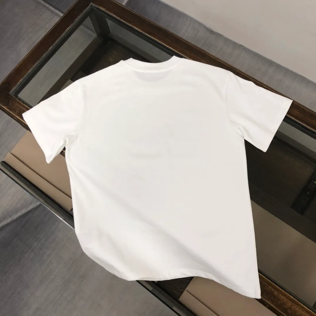 P150 MONCLER New model of Mongolian mouth, customized high-end ready-to-wear! Fashionable and trendy casual short-sleeved T-shirt, gentle, soft, delicate and soft, skin-friendly on the upper body, comfortable and cool, the brand letters on the neckline are fashionable and full of vitality! A fashionable and versatile must-have! Color: Black White Size: S-XL (Loose fit, please state your height and weight when placing an order!)