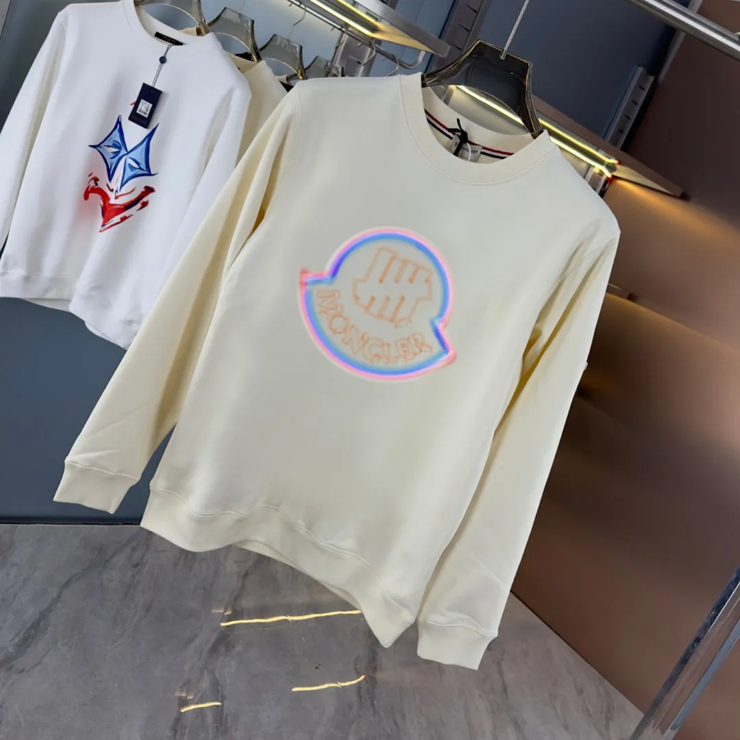 P210 High-version sweatshirt) [Long-term stock] 〖𝐌𝐎𝐍𝐂𝐋𝐄𝐑~Mask〗 Made of 440g heavy-weight fabric. It is different from the market currency. It can be matched with any variety and is properly handsome. 😎The whole dress is made of double waistcoats. The double waistcoats make the whole dress more three-dimensional. Not ordinary factories can do such fine work. 2025 Spring runway version of the T stage, on sale at the counter, round neck terry sweatshirt, high-end double-strand pure cotton, custom-made stretch ribs, dyed in the same vat, complete with three standards, matched with exquisite embroidered LOGO on the chest, simple and advanced, same style for men and women. Color: black, apricot, white, size: S M L XL 2XL