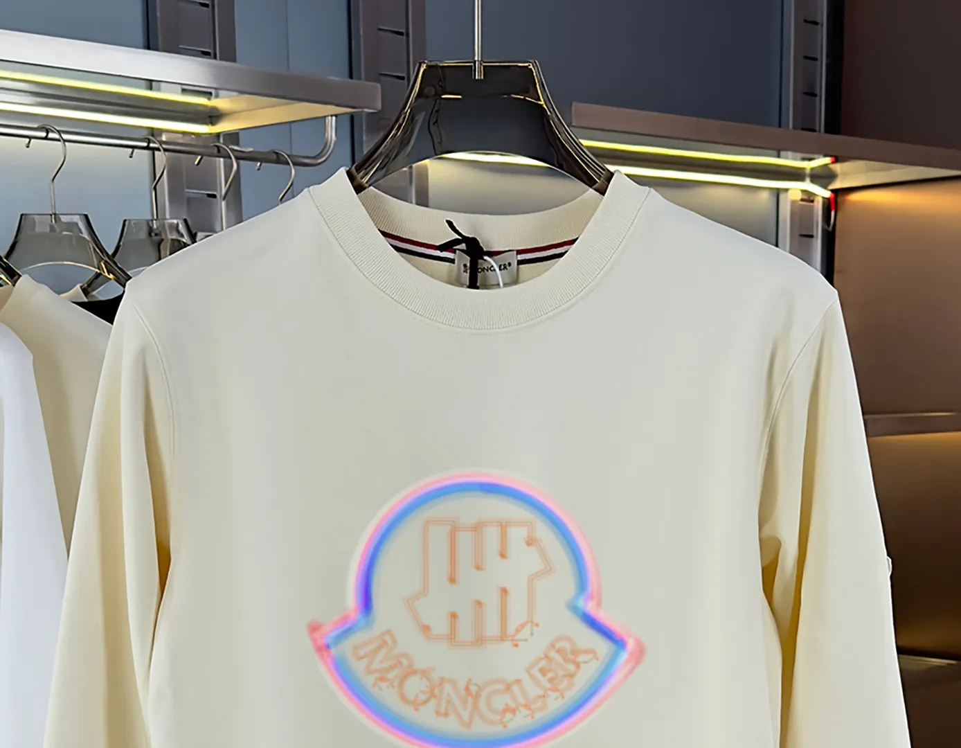 P210 High-version sweatshirt) [Long-term stock] 〖𝐌𝐎𝐍𝐂𝐋𝐄𝐑~Mask〗 Made of 440g heavy-weight fabric. It is different from the market currency. It can be matched with any variety and is properly handsome. 😎The whole dress is made of double waistcoats. The double waistcoats make the whole dress more three-dimensional. Not ordinary factories can do such fine work. 2025 Spring runway version of the T stage, on sale at the counter, round neck terry sweatshirt, high-end double-strand pure cotton, custom-made stretch ribs, dyed in the same vat, complete with three standards, matched with exquisite embroidered LOGO on the chest, simple and advanced, same style for men and women. Color: black, apricot, white, size: S M L XL 2XL