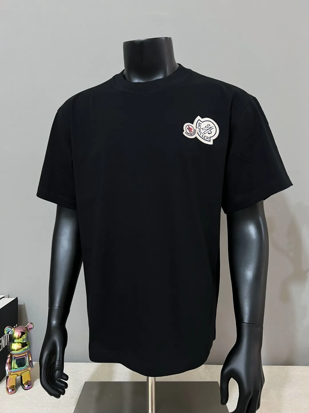 P140 MONCLER for Mongolian Mouth is new and is on sale at the same time as the official version; Double logo round neck short-sleeved T-shirt, the details match the official version, and the logo size is strictly controlled to be consistent with the original version , standard size, seam details are in sync with the official version; 240g double yarn 100% cotton fabric is selected, imported woven thread, the neckline is boned to prevent deformation, factory high temperature washing process, the fabric is soft and breathable, does not shrink, NCF washing mark identification, details are in place and the upper body is good-looking, European size version, loose and suitable, color: black, white, size XS-L (maximum wear 200 pounds)
