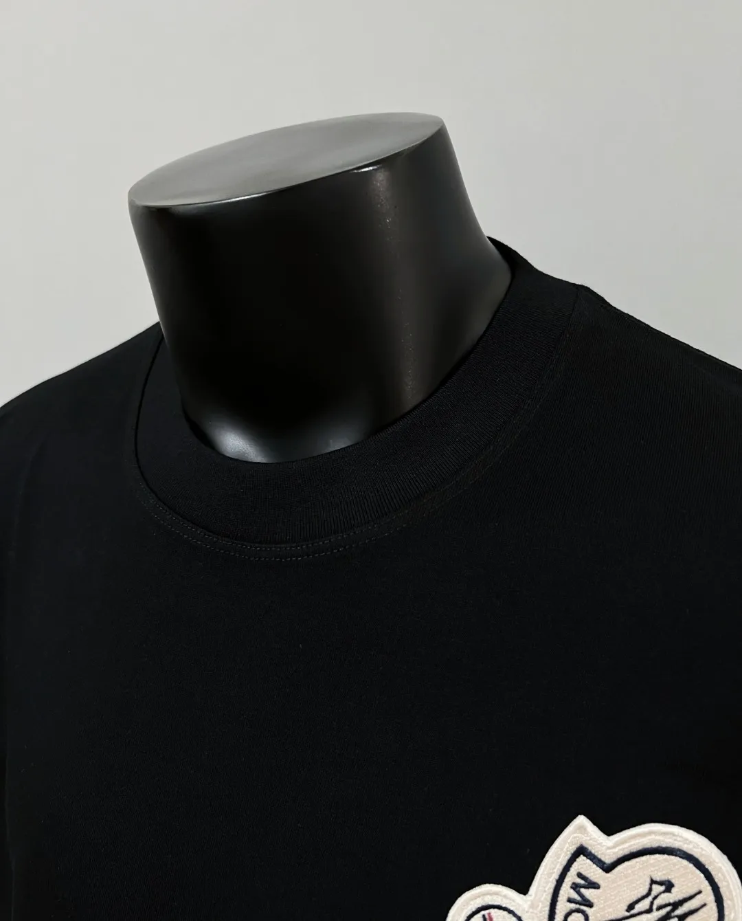 P140 MONCLER for Mongolian Mouth is new and is on sale at the same time as the official version; Double logo round neck short-sleeved T-shirt, the details match the official version, and the logo size is strictly controlled to be consistent with the original version , standard size, seam details are in sync with the official version; 240g double yarn 100% cotton fabric is selected, imported woven thread, the neckline is boned to prevent deformation, factory high temperature washing process, the fabric is soft and breathable, does not shrink, NCF washing mark identification, details are in place and the upper body is good-looking, European size version, loose and suitable, color: black, white, size XS-L (maximum wear 200 pounds)